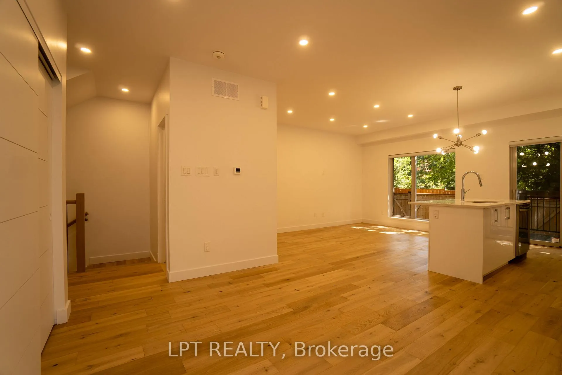 Photo 3 of Unit F, 14 Stevens Avenue, Ottawa, Vanier — HOMEH