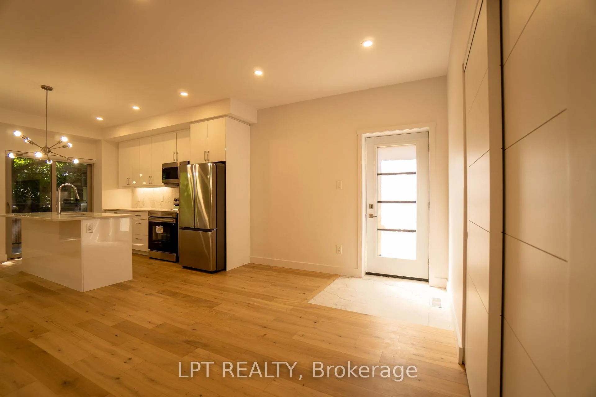 Photo 4 of Unit F, 14 Stevens Avenue, Ottawa, Vanier — HOMEH