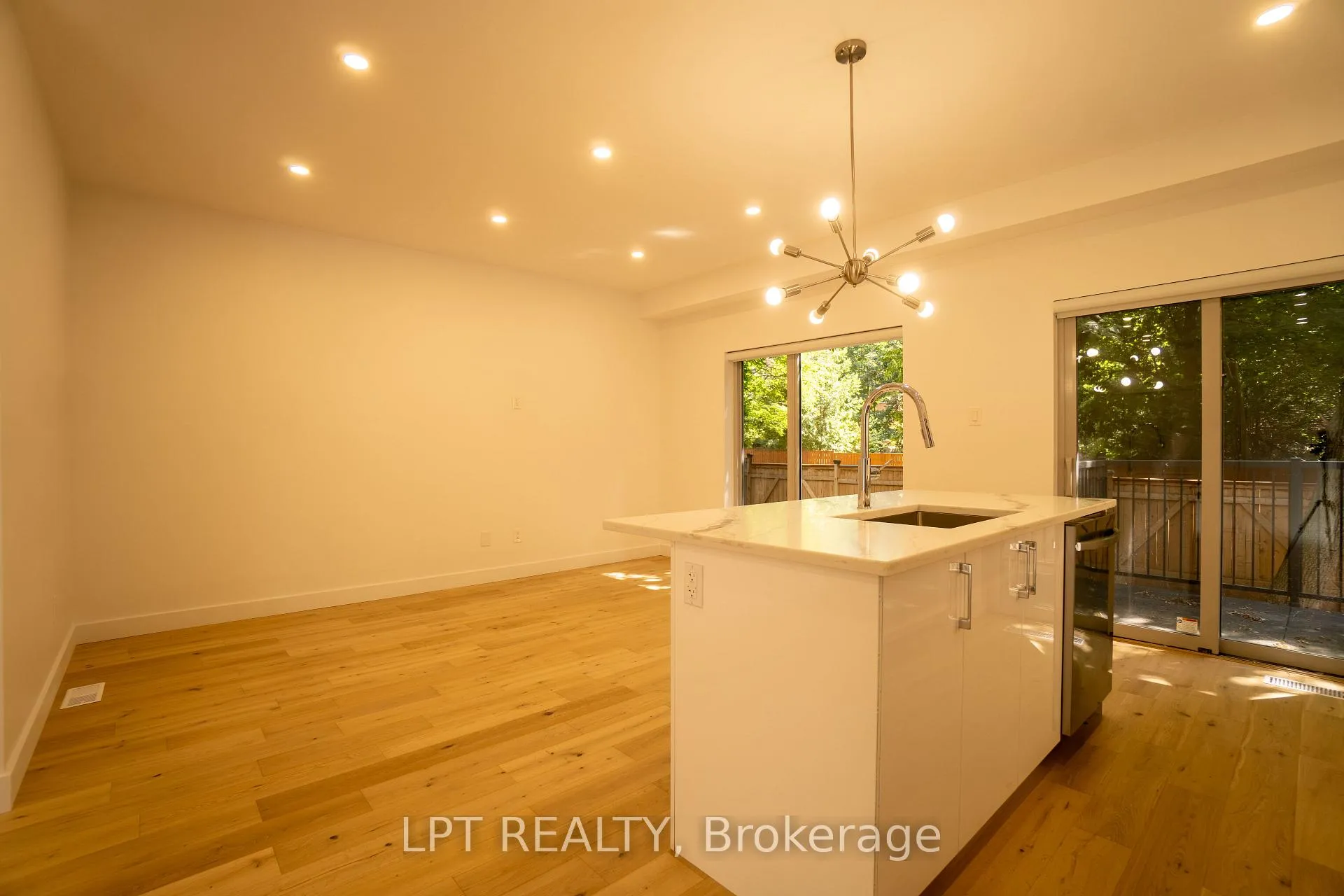 Photo 5 of Unit F, 14 Stevens Avenue, Ottawa, Vanier — HOMEH