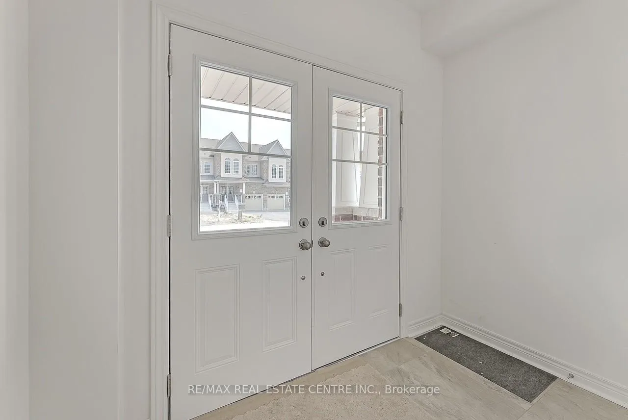 Photo 4 of 1215 Jim Brewster Circle, Oshawa, Eastdale — HOMEH