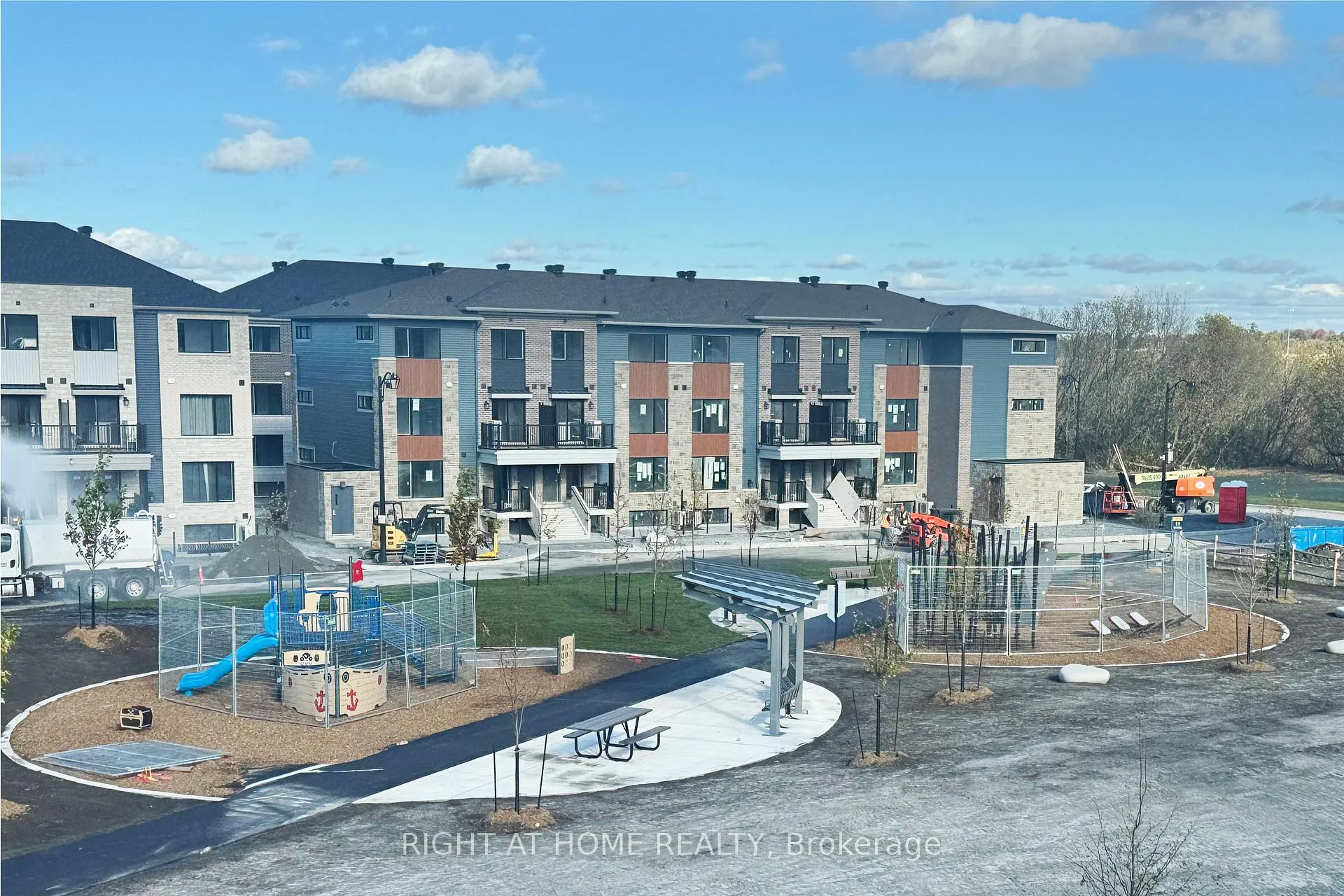 Photo 4 of 368 Clearpath Private, Ottawa, Kanata - Kanata Lakes/Heritage Hills — HOMEH