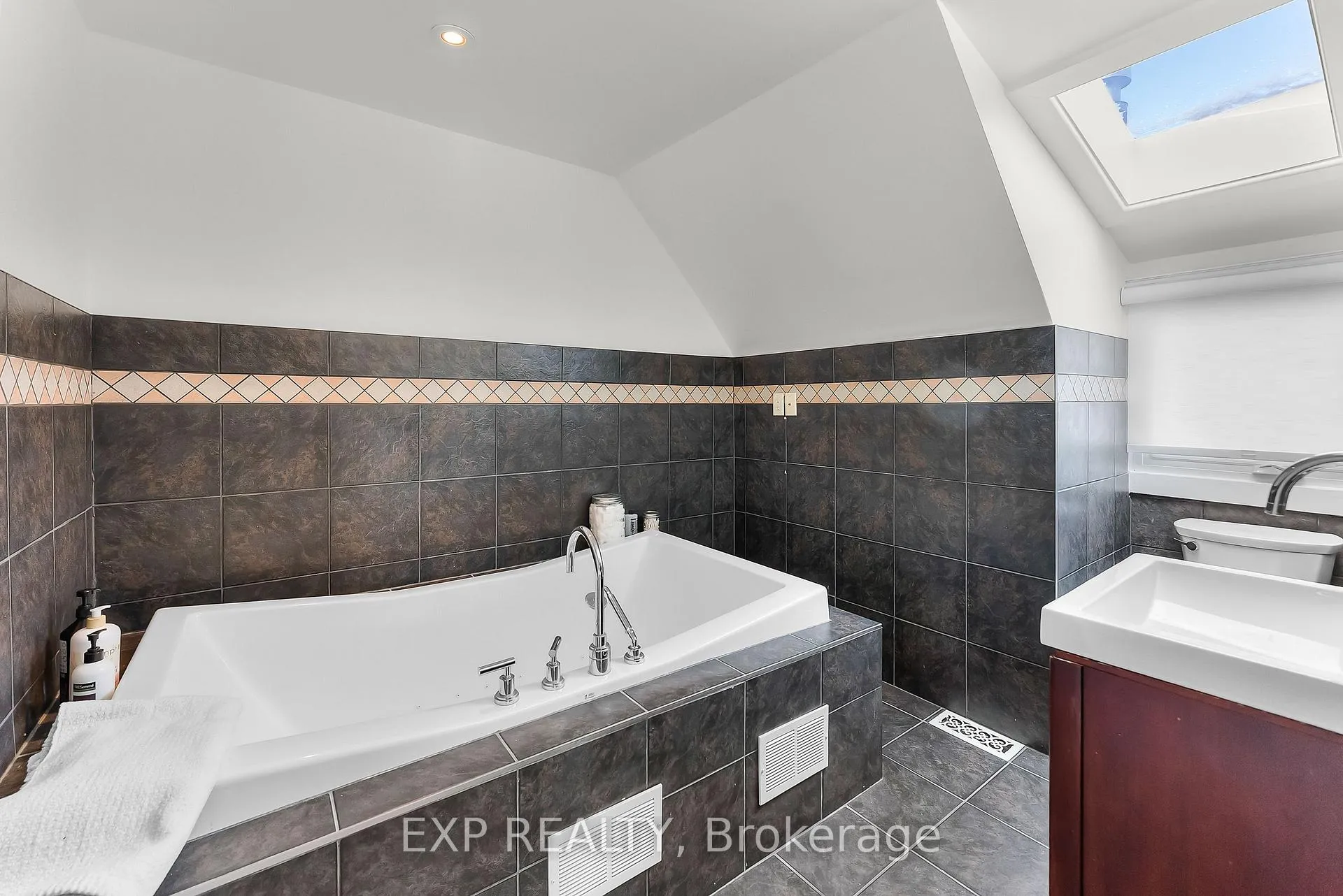 Photo 28 of 4330 Simcoe Street, Niagara Falls, Downtown — HOMEH