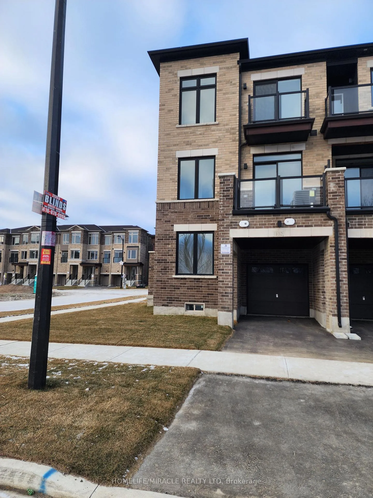 Photo 3 of 102 Thule Street, Vaughan, Vellore Village — HOMEH