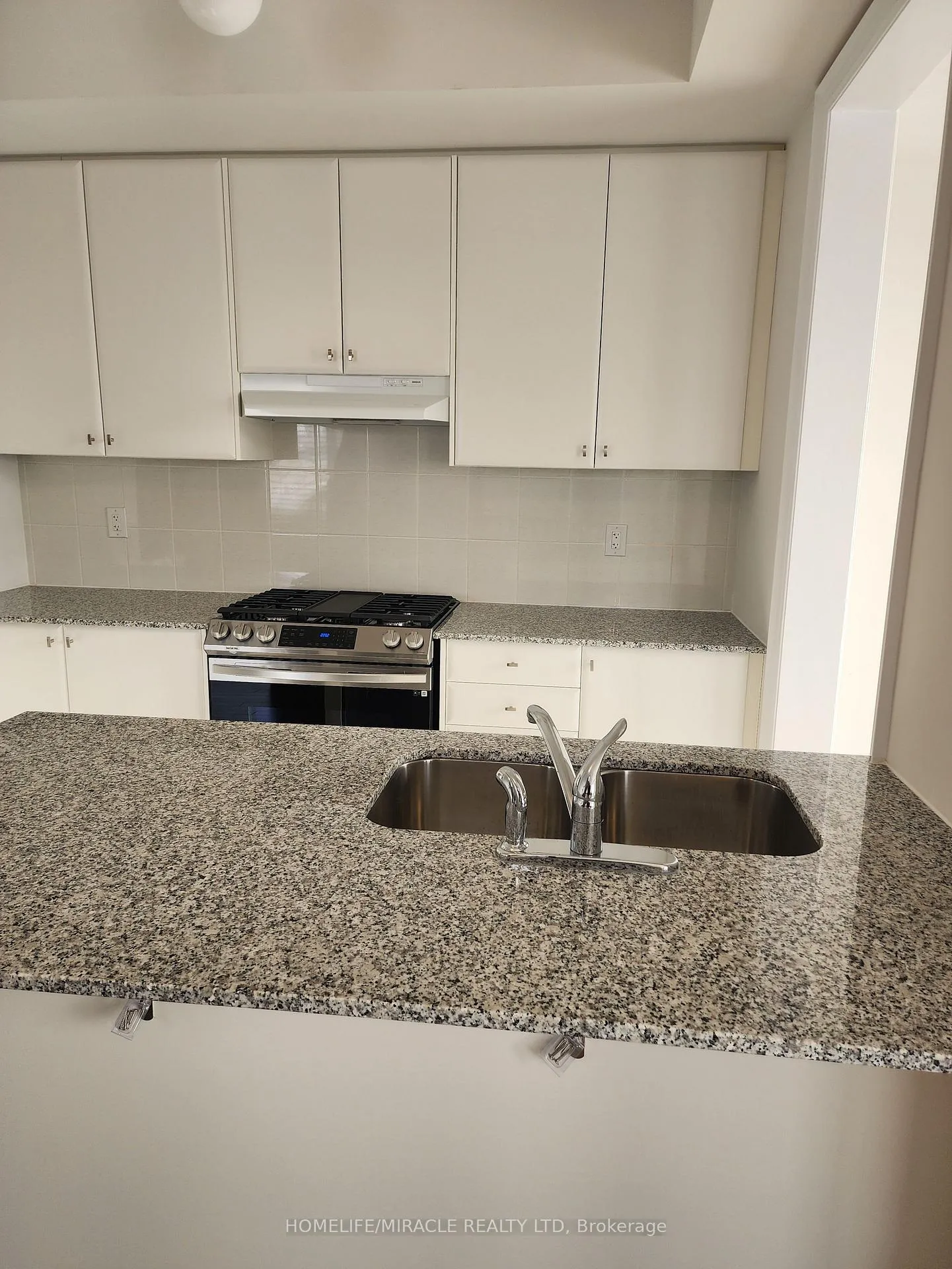 Photo 6 of 102 Thule Street, Vaughan, Vellore Village — HOMEH