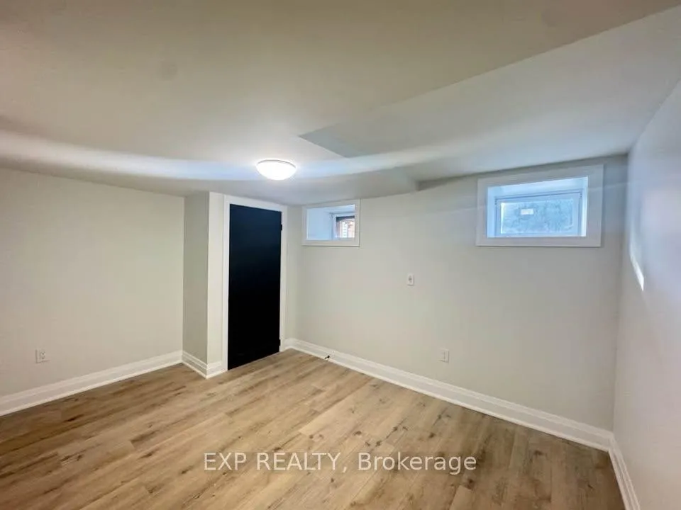 Photo 2 of Unit 5, 952 Main Street E, Hamilton, Blakeley — HOMEH