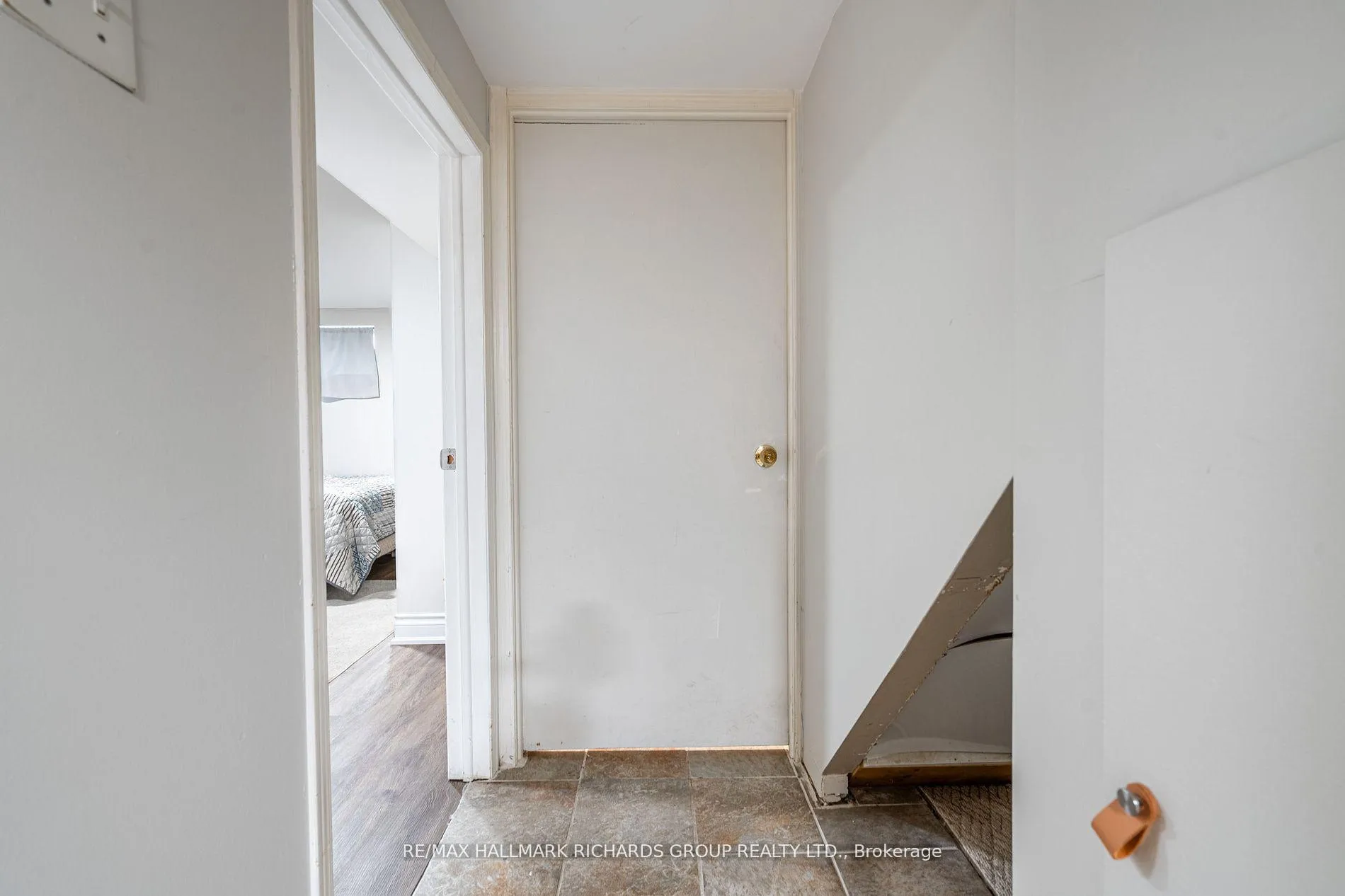 Photo 3 of Unit Lower, 159 Bellefair Avenue, Toronto, The Beaches — HOMEH