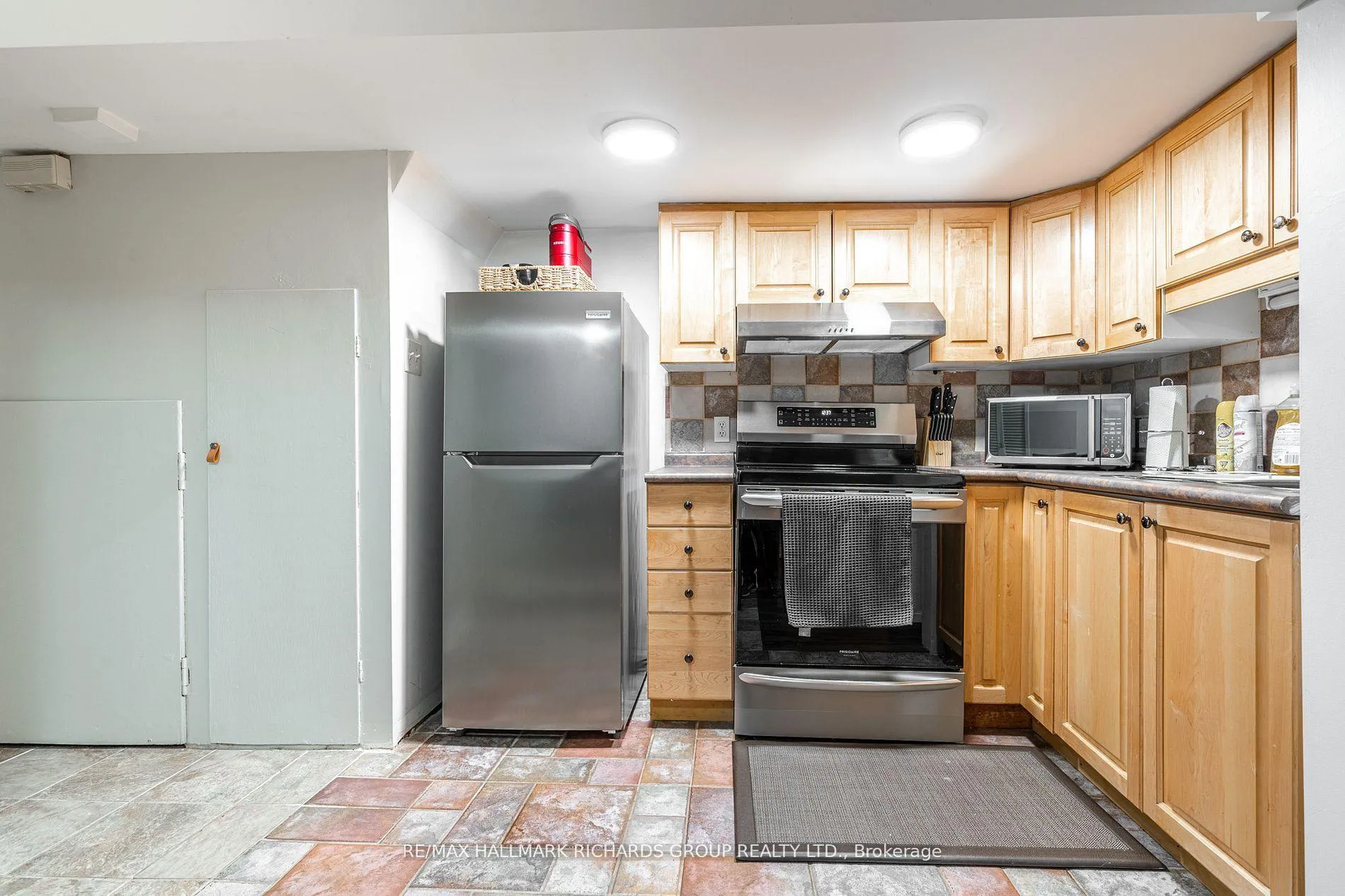 Photo 6 of Unit Lower, 159 Bellefair Avenue, Toronto, The Beaches — HOMEH