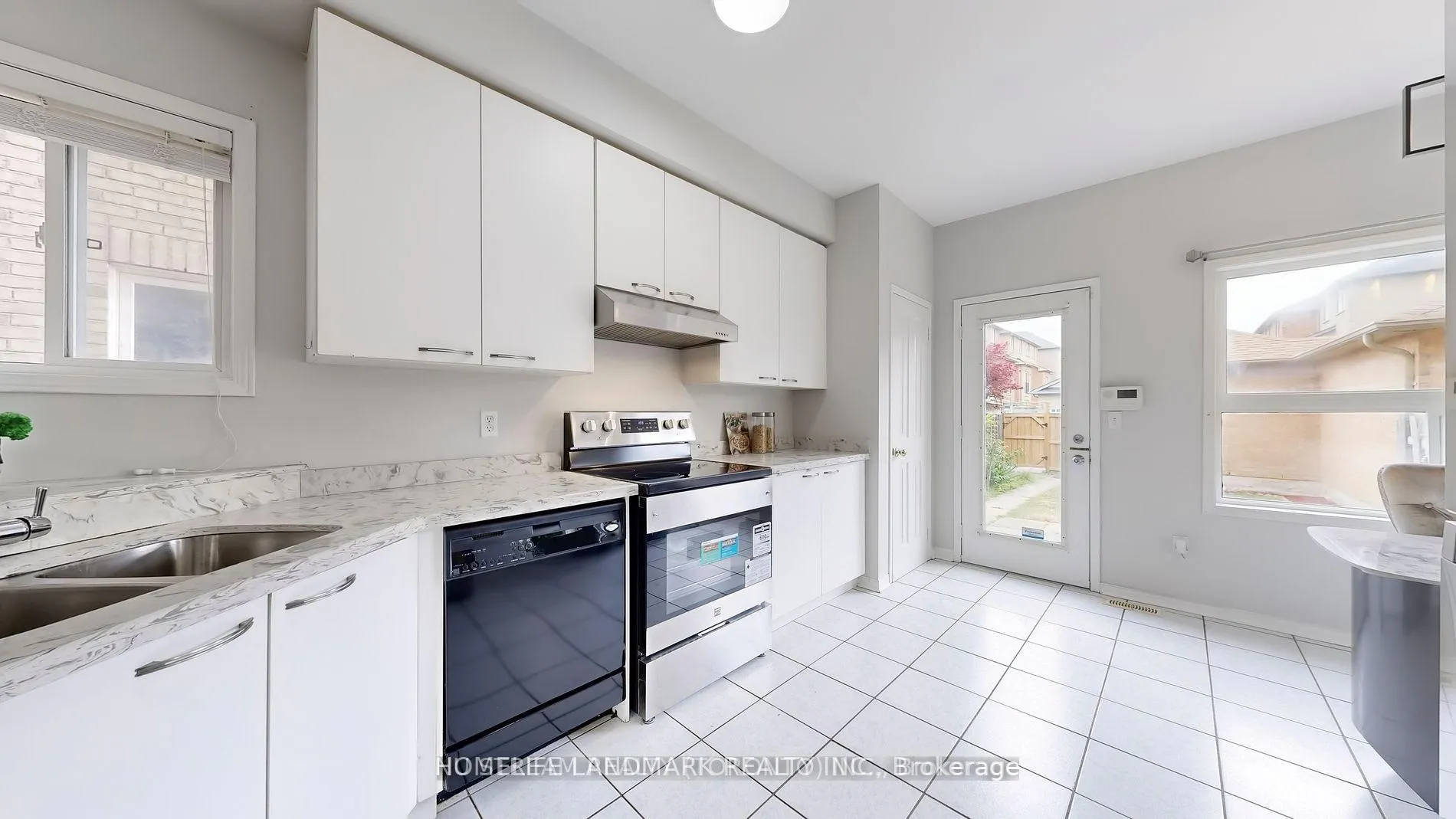 Photo 6 of 41 Bur Oak Avenue, Markham, Berczy — HOMEH