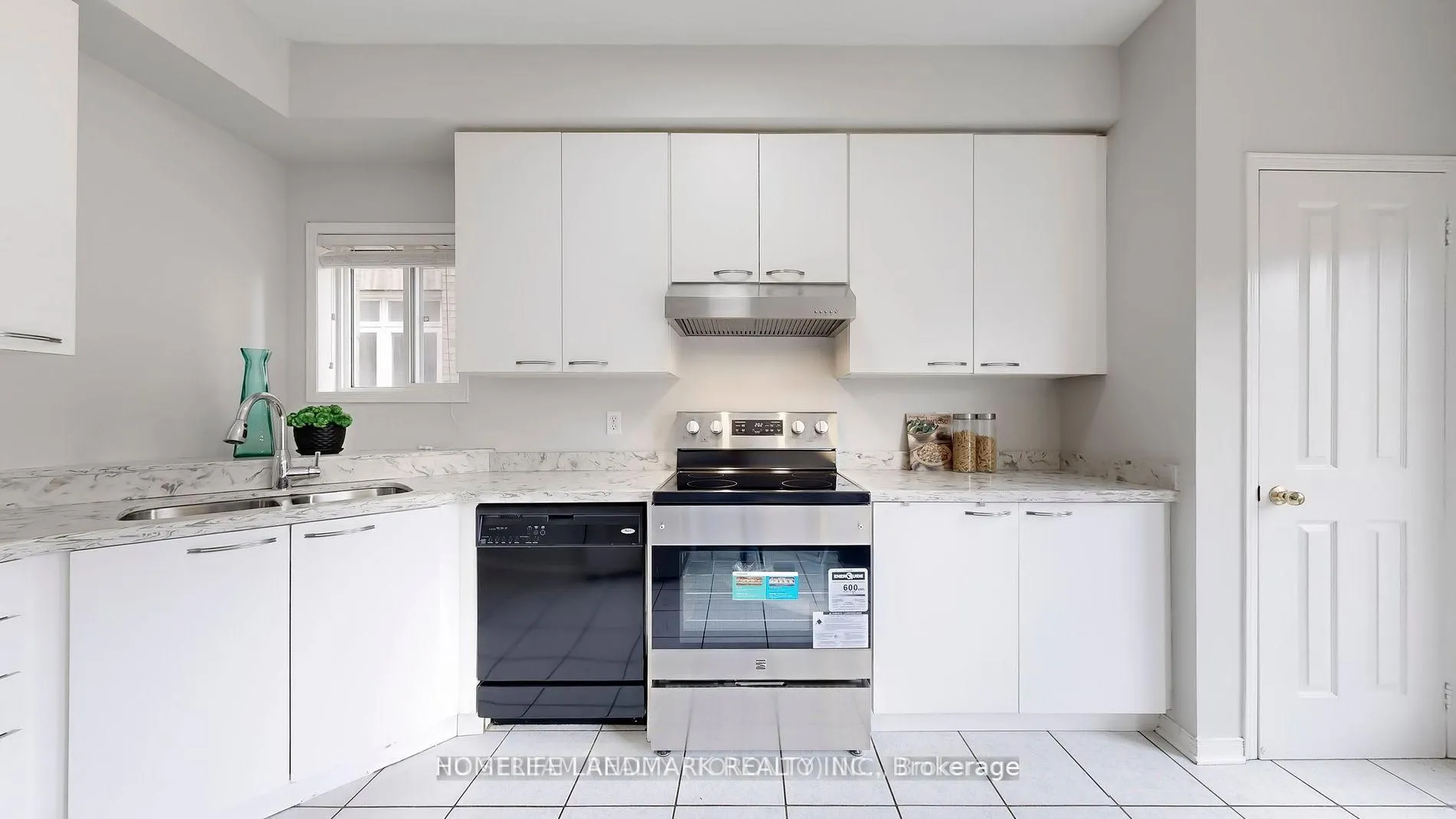 Photo 7 of 41 Bur Oak Avenue, Markham, Berczy — HOMEH