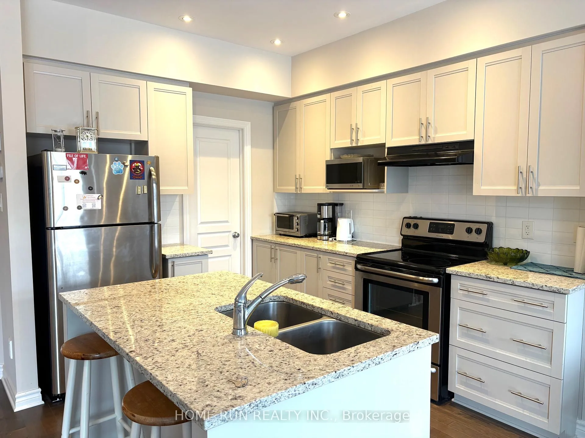Photo 5 of 520 Earnscliffe Grove, Ottawa, Riverside South/Gloucester Glen — HOMEH