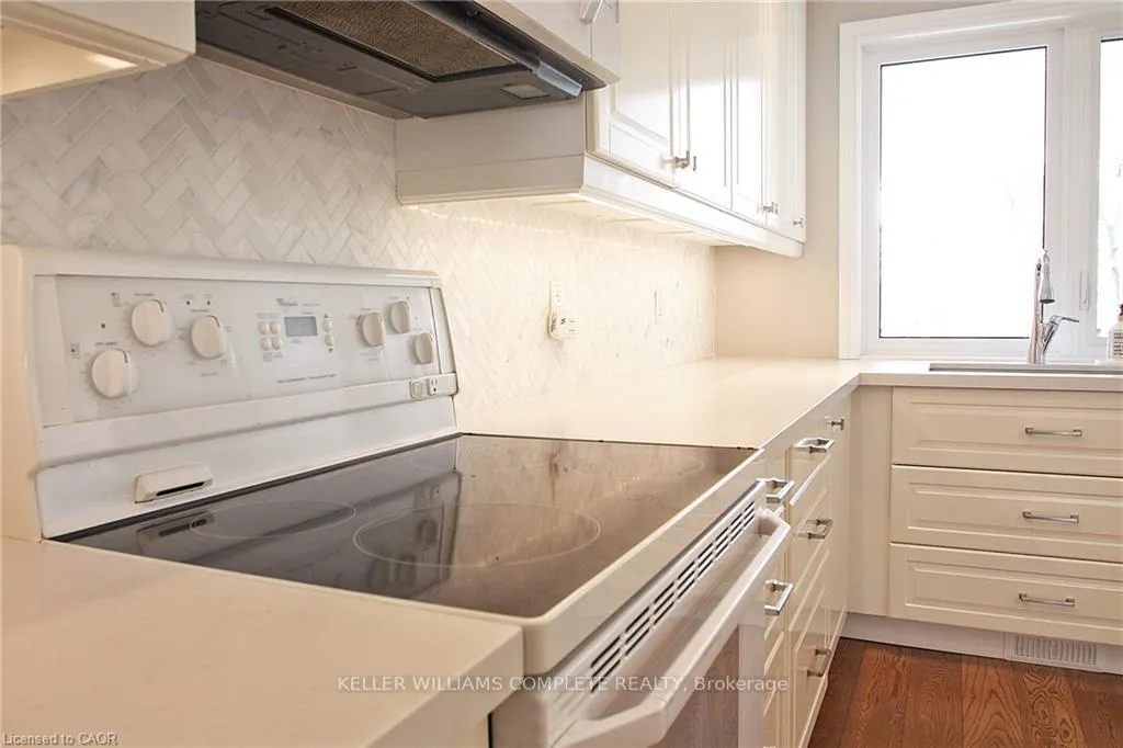 Photo 5 of 14 Oceanic Drive, Hamilton, Lakeshore — HOMEH