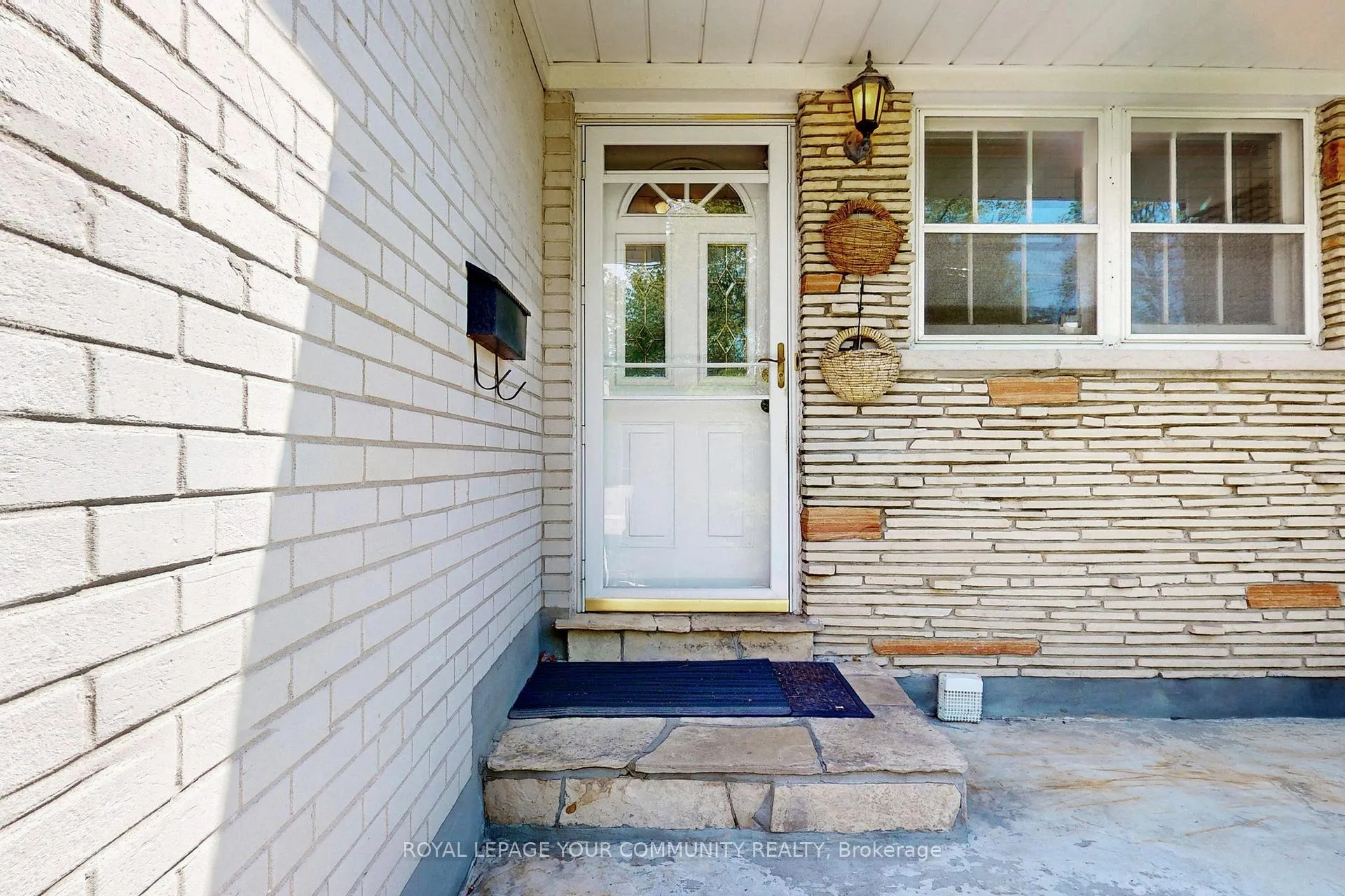 Photo 3 of Unit Upper, 23 Fontainbleau Drive, North York, Newtonbrook West — HOMEH