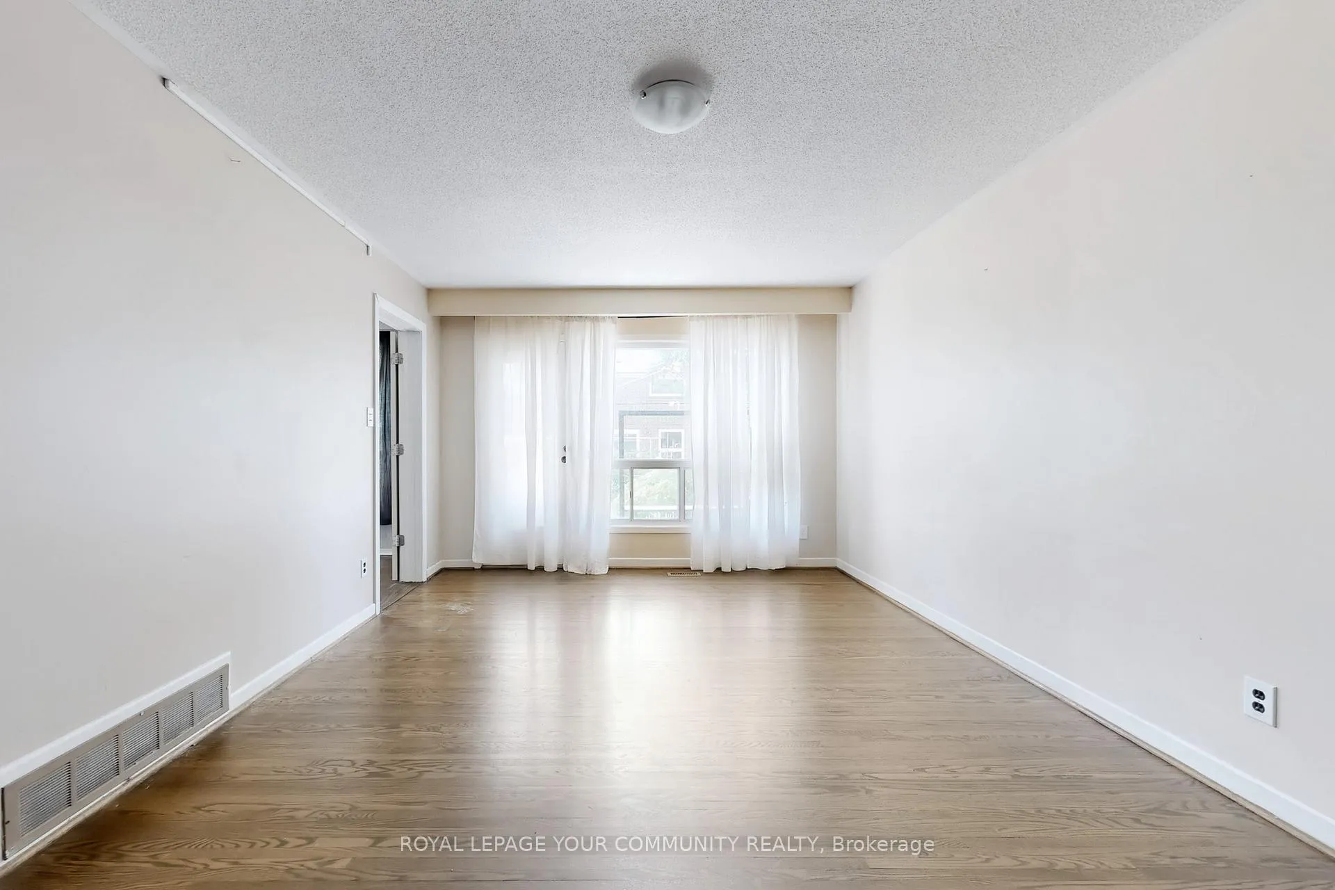 Photo 4 of Unit Upper, 23 Fontainbleau Drive, North York, Newtonbrook West — HOMEH