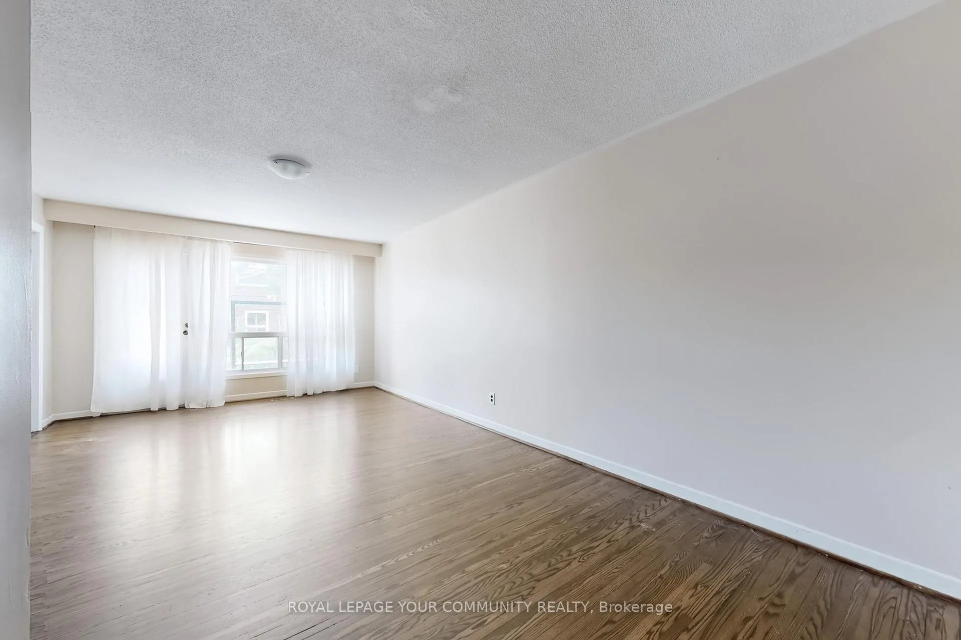 Photo 5 of Unit Upper, 23 Fontainbleau Drive, North York, Newtonbrook West — HOMEH