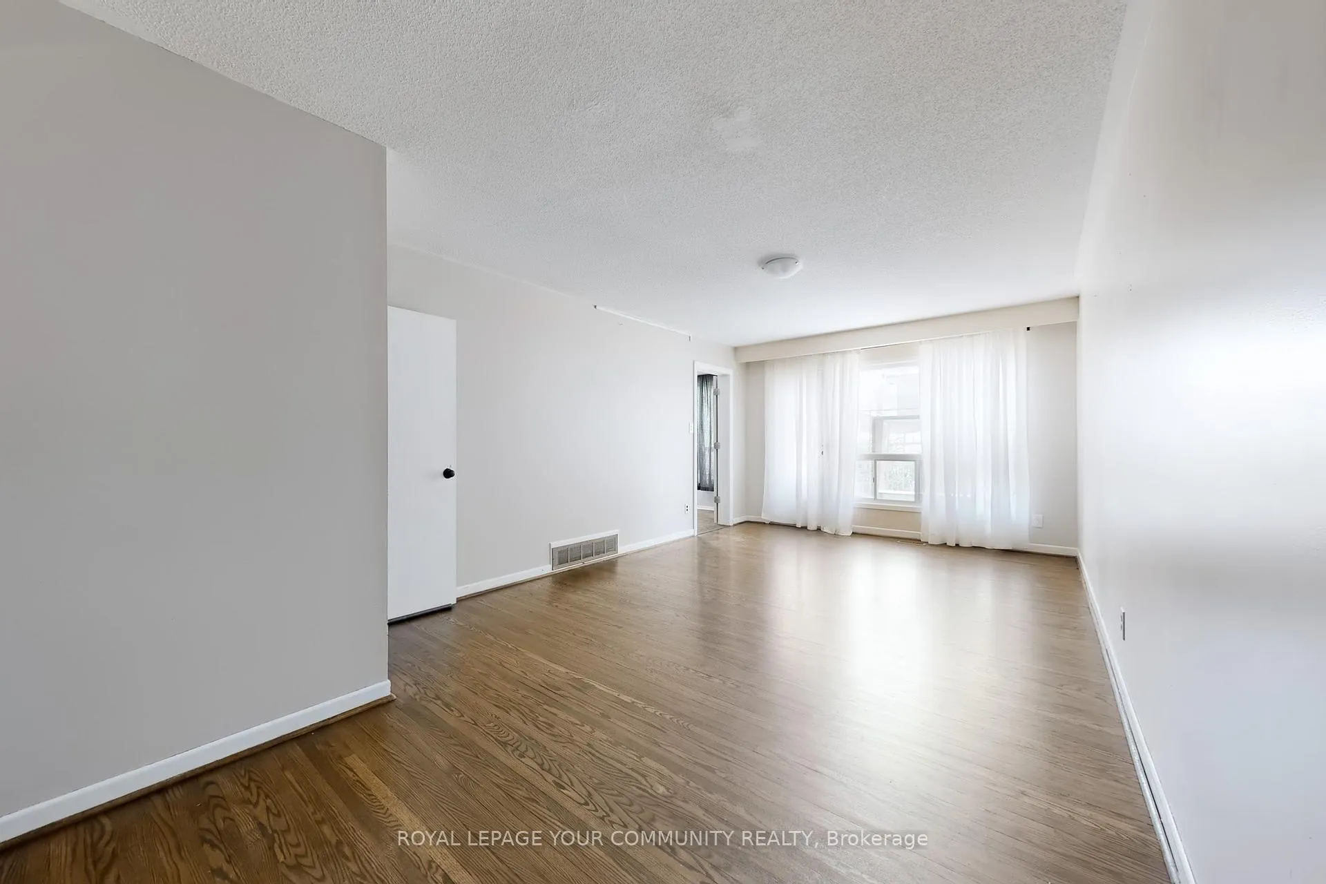 Photo 6 of Unit Upper, 23 Fontainbleau Drive, North York, Newtonbrook West — HOMEH