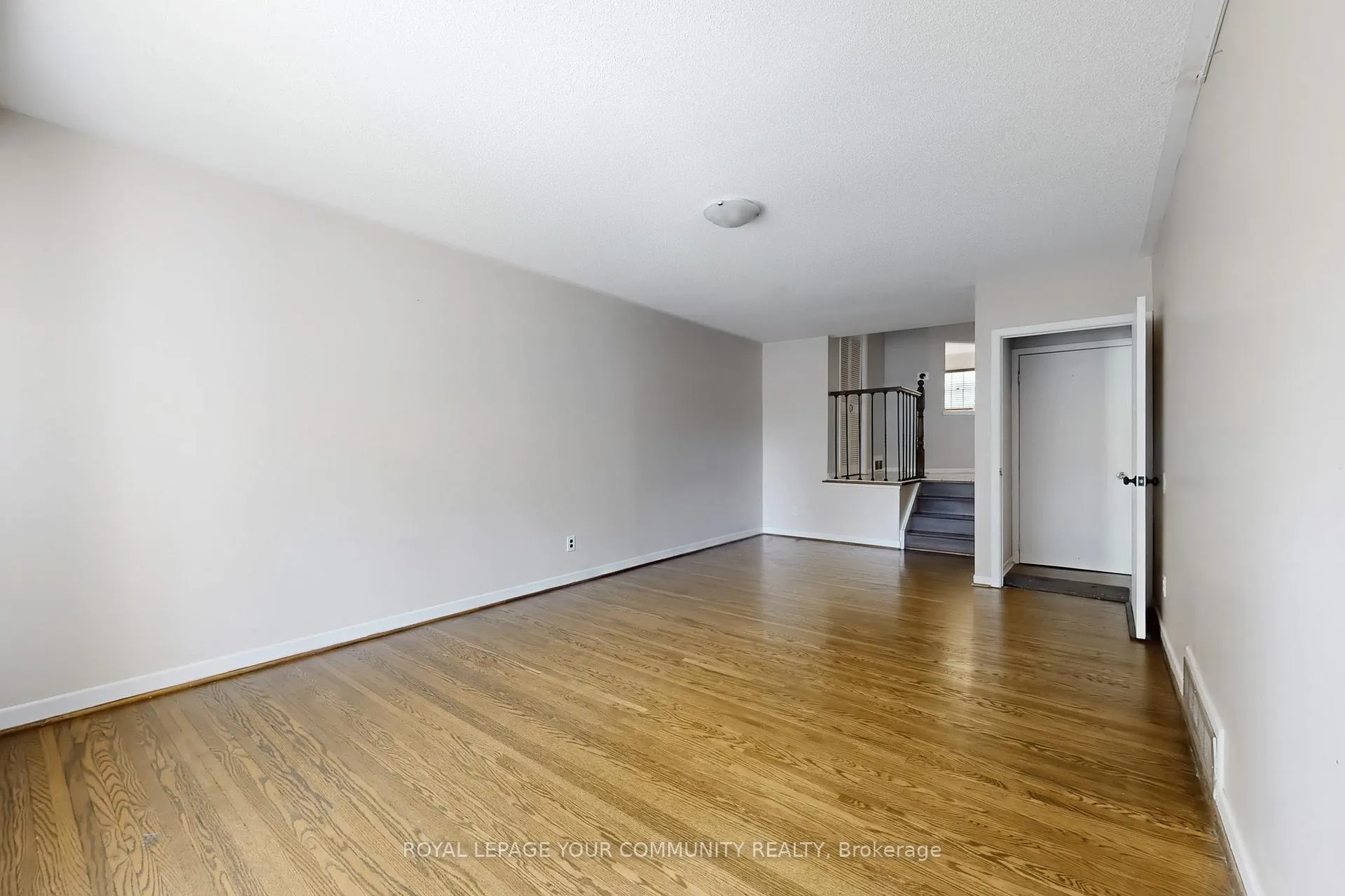 Photo 7 of Unit Upper, 23 Fontainbleau Drive, North York, Newtonbrook West — HOMEH