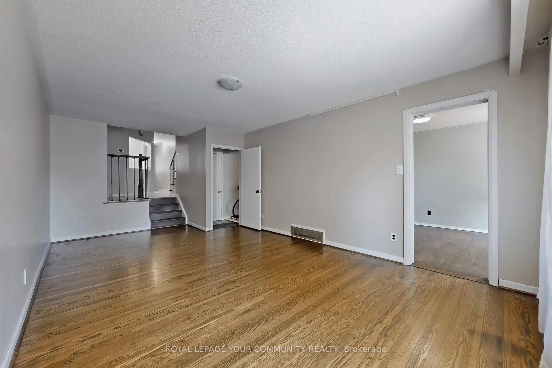 Photo 8 of Unit Upper, 23 Fontainbleau Drive, North York, Newtonbrook West — HOMEH
