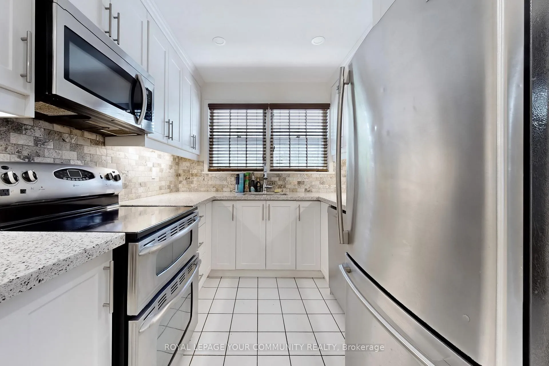 Photo 11 of Unit Upper, 23 Fontainbleau Drive, North York, Newtonbrook West — HOMEH