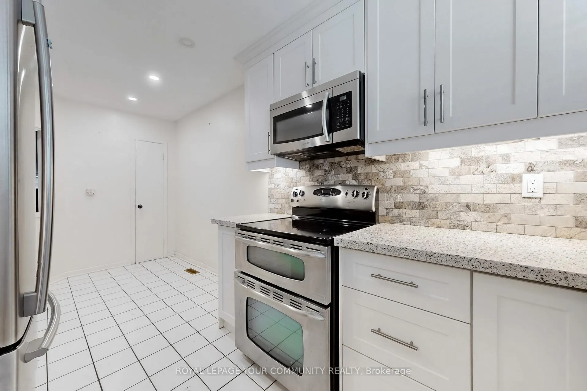 Photo 13 of Unit Upper, 23 Fontainbleau Drive, North York, Newtonbrook West — HOMEH
