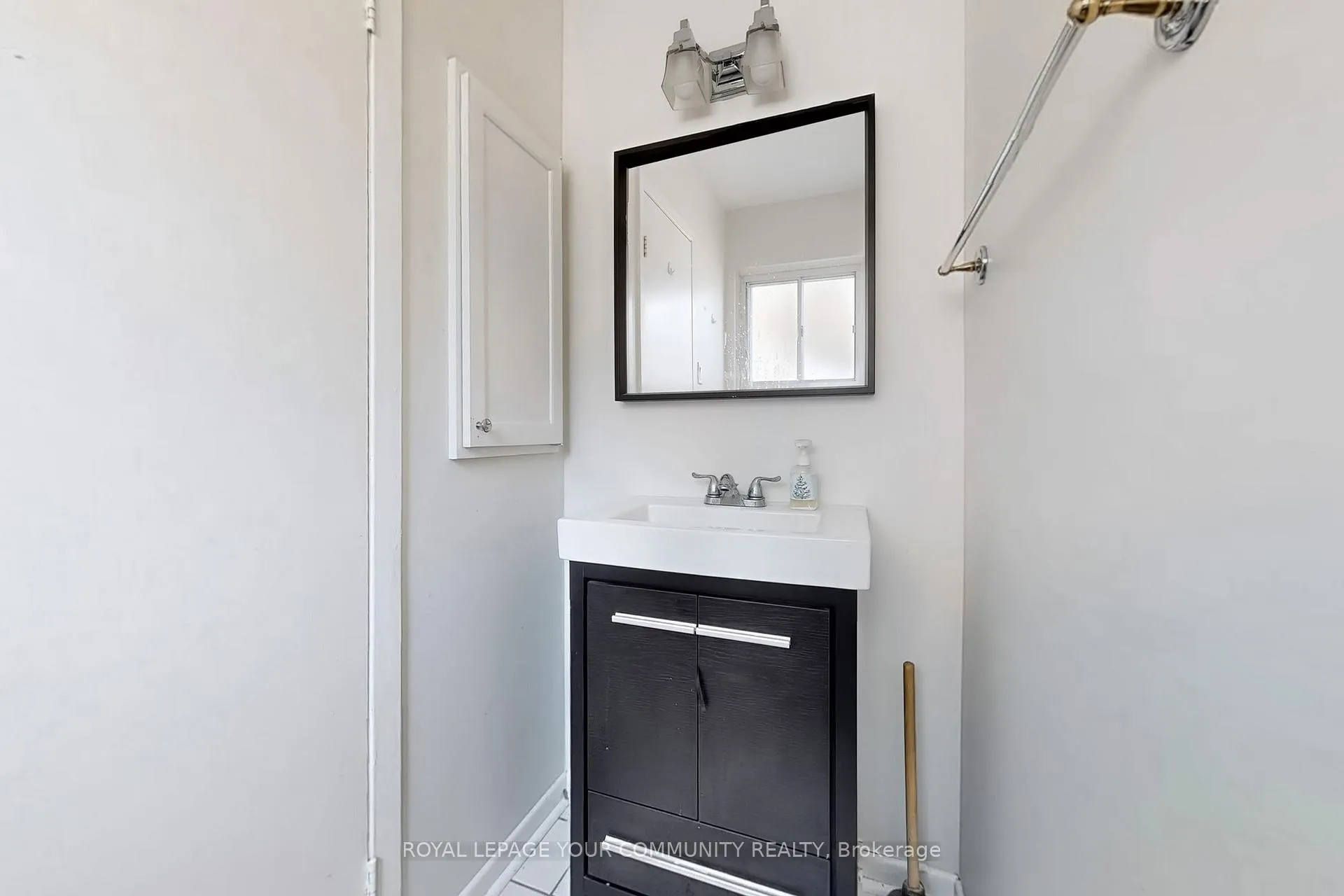 Photo 19 of Unit Upper, 23 Fontainbleau Drive, North York, Newtonbrook West — HOMEH
