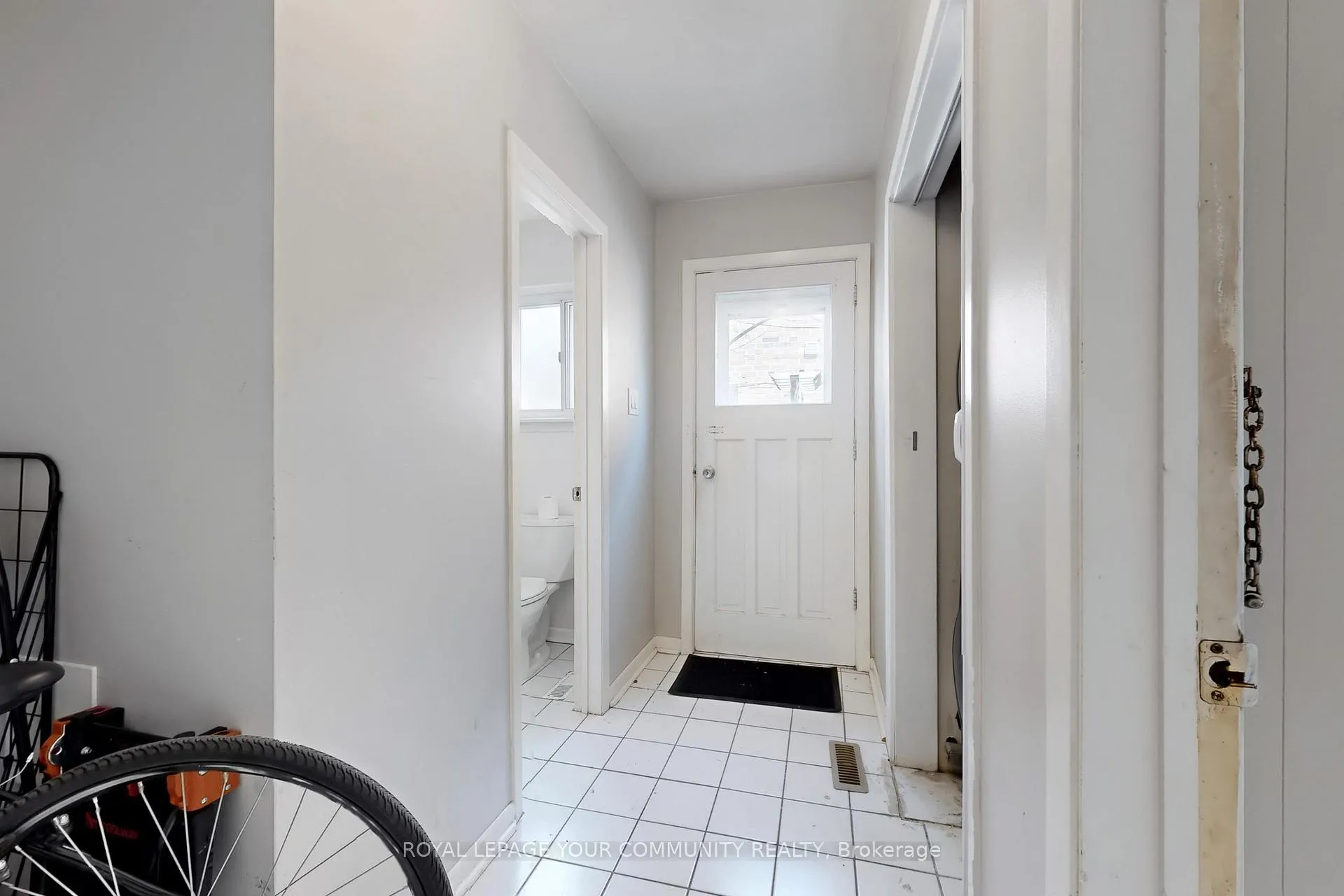 Photo 21 of Unit Upper, 23 Fontainbleau Drive, North York, Newtonbrook West — HOMEH
