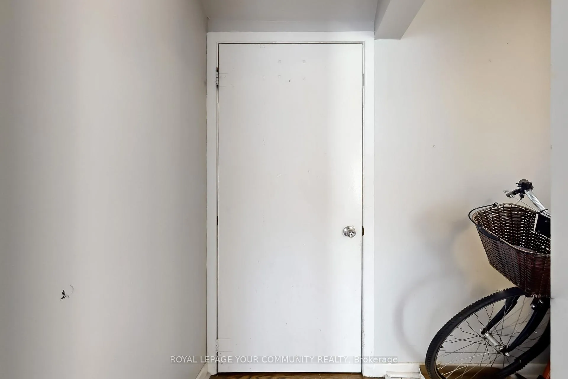 Photo 23 of Unit Upper, 23 Fontainbleau Drive, North York, Newtonbrook West — HOMEH