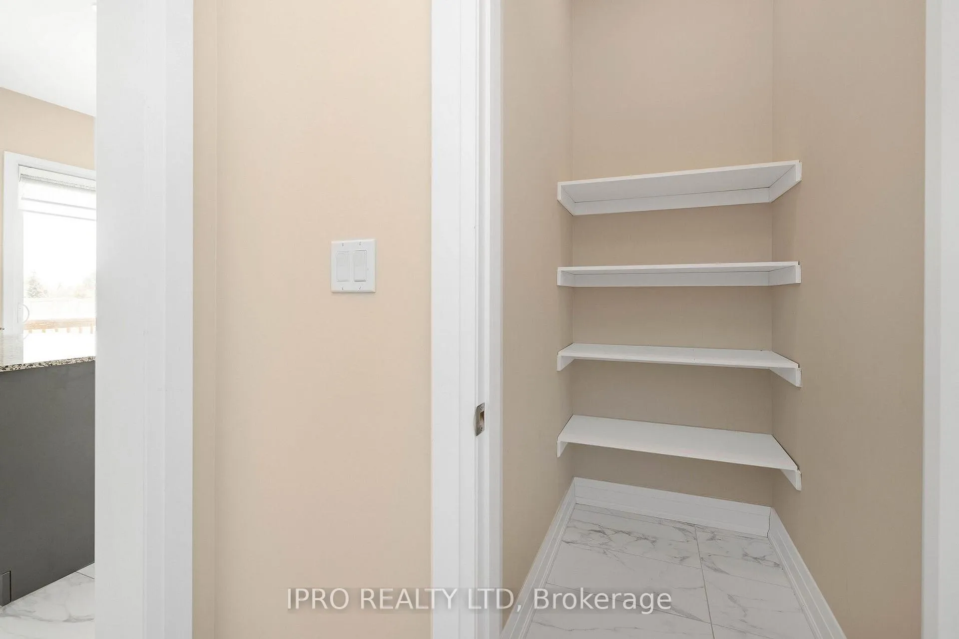 Photo 4 of 38 Pine Hill Crescent, Aurora, Aurora Estates — HOMEH