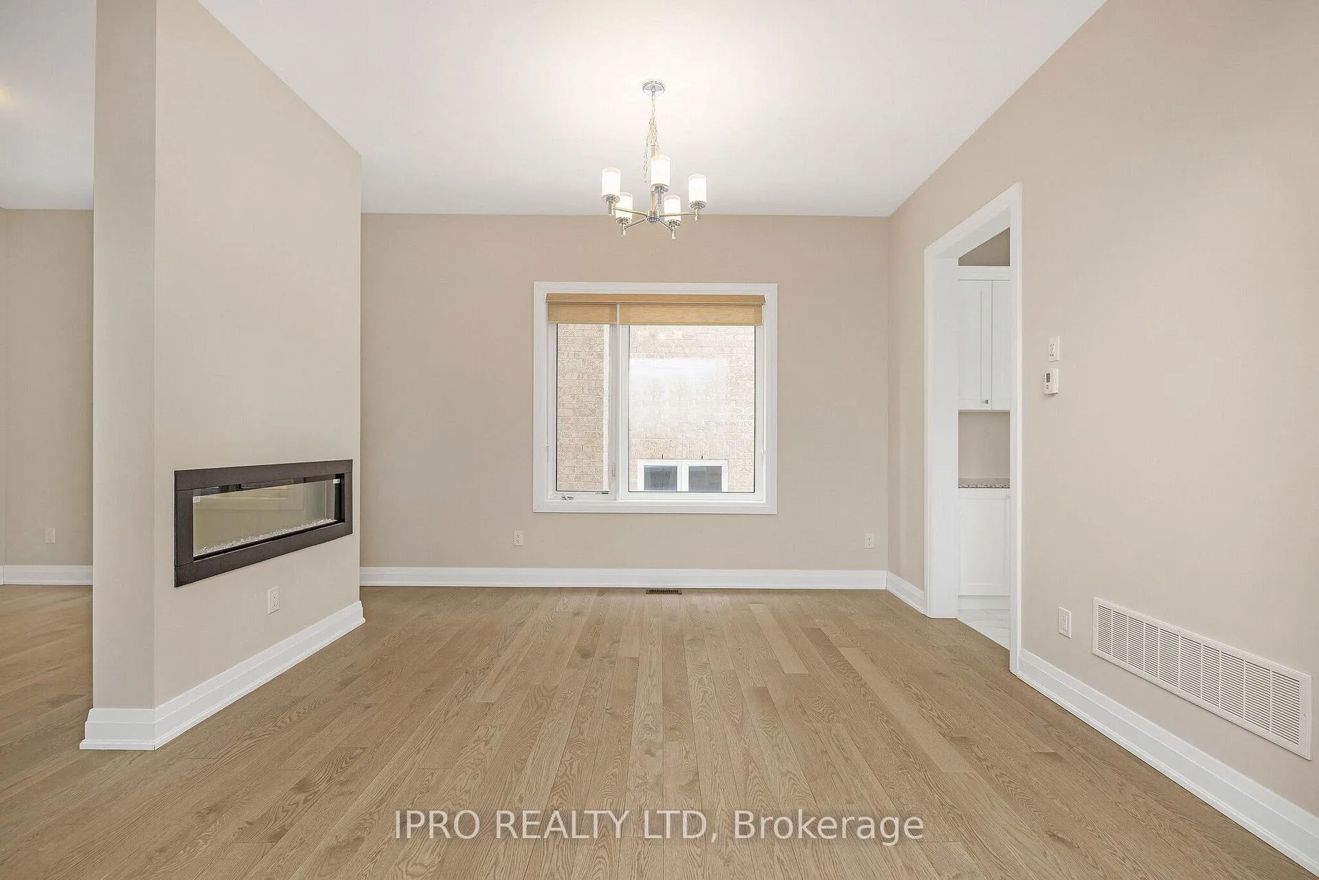 Photo 5 of 38 Pine Hill Crescent, Aurora, Aurora Estates — HOMEH