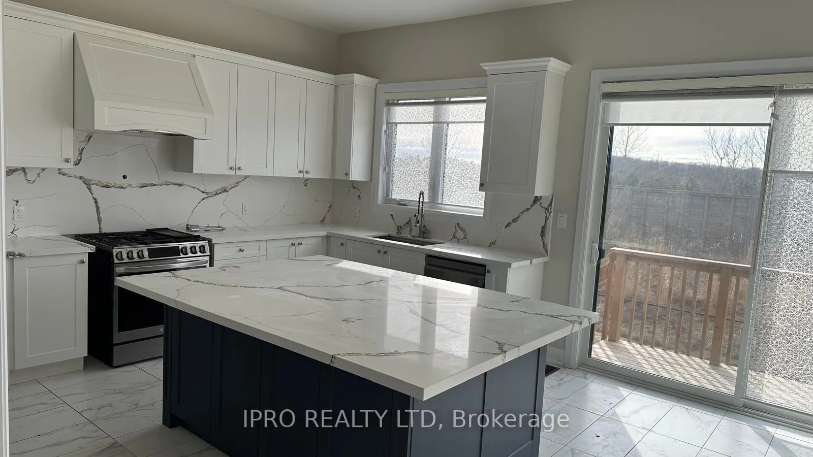 Photo 10 of 38 Pine Hill Crescent, Aurora, Aurora Estates — HOMEH