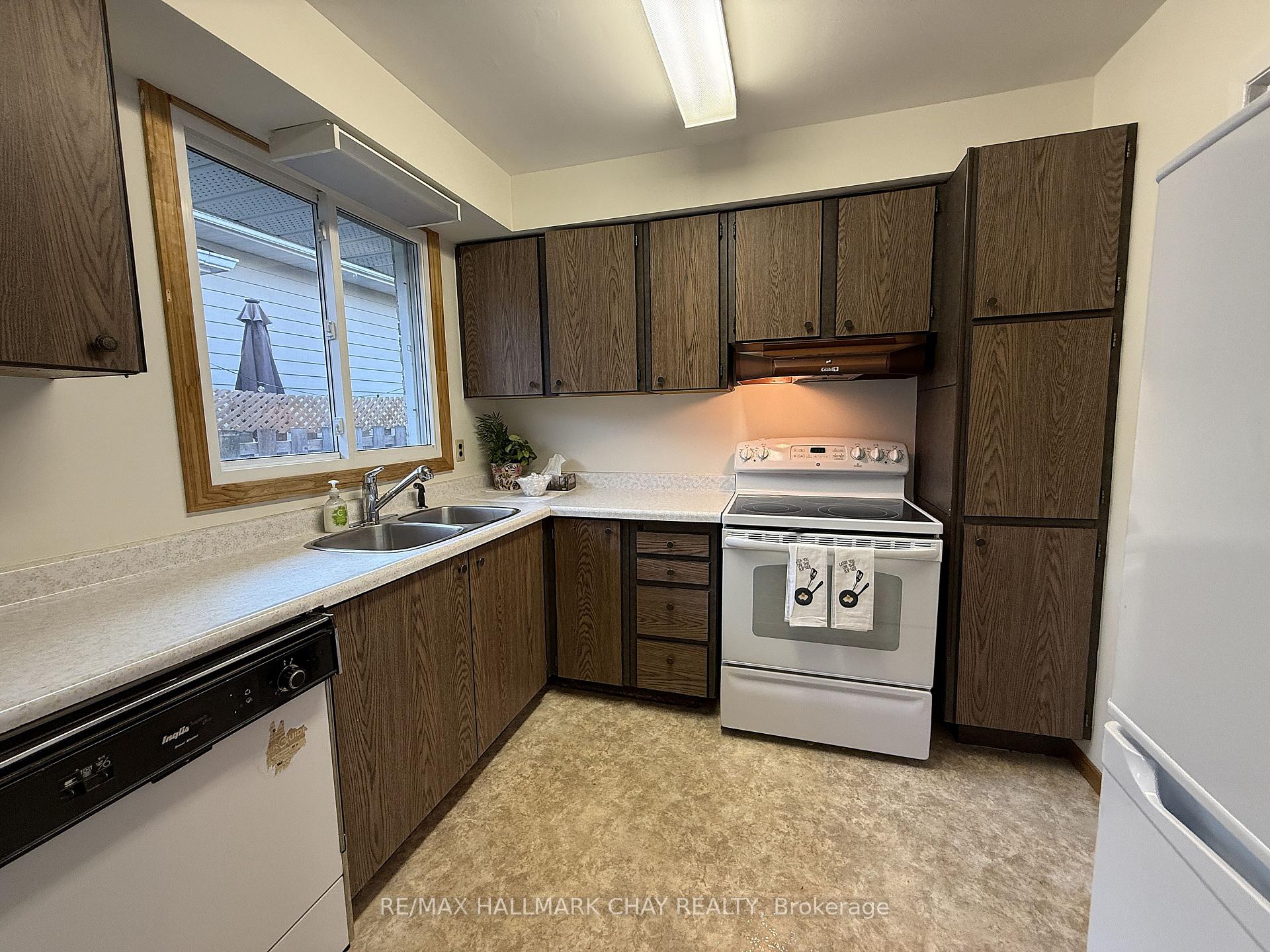 Photo 11 of 114 Daphne Crescent, Barrie, Cundles East — HOMEH