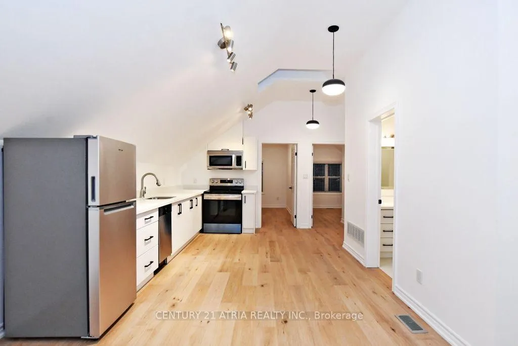 Photo 10 of Unit Upper, 72 Centre Street, Aurora, Aurora Village — HOMEH