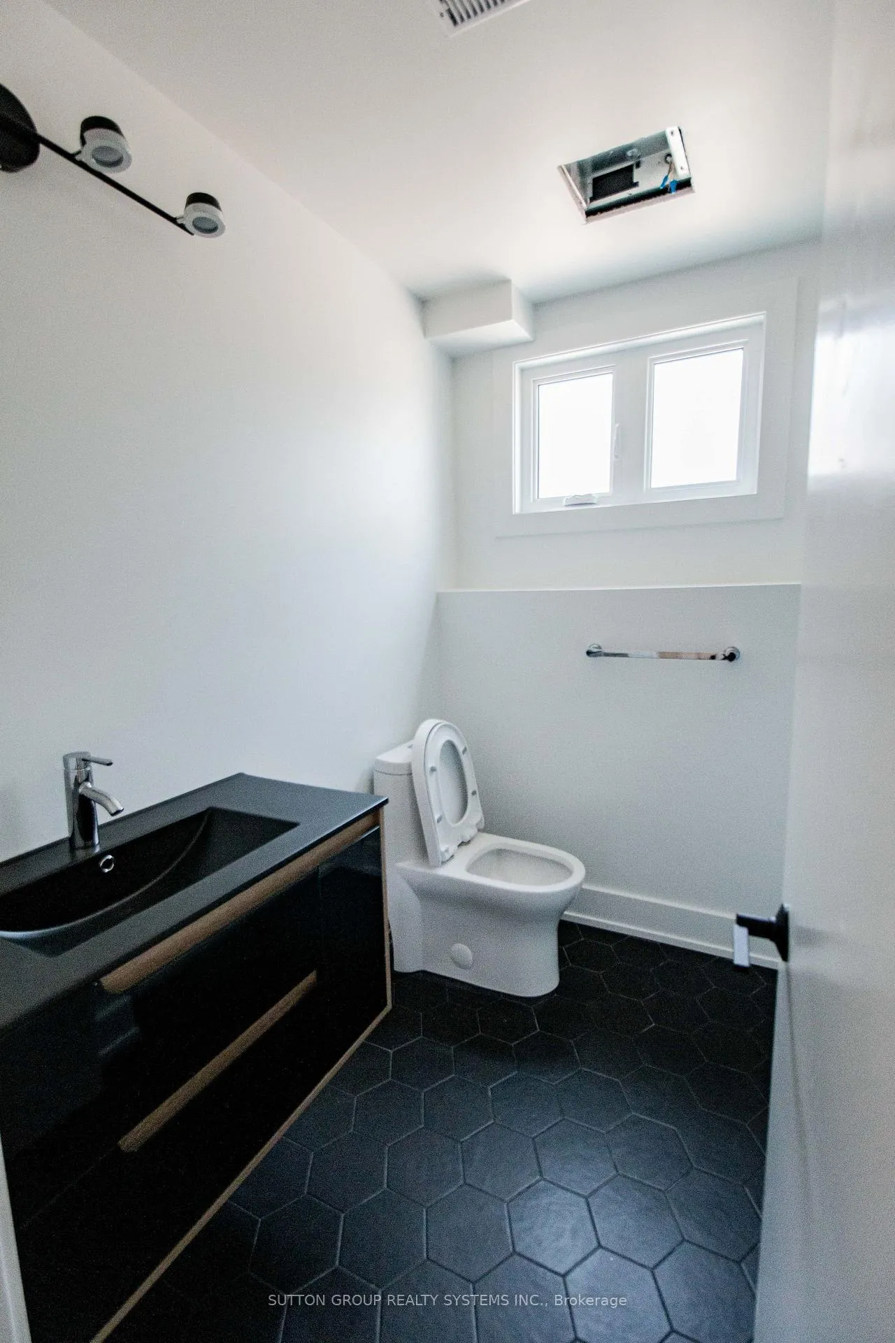 Photo 8 of Unit lower, 1426 Birchcliffe Court, Oshawa, Lakeview — HOMEH