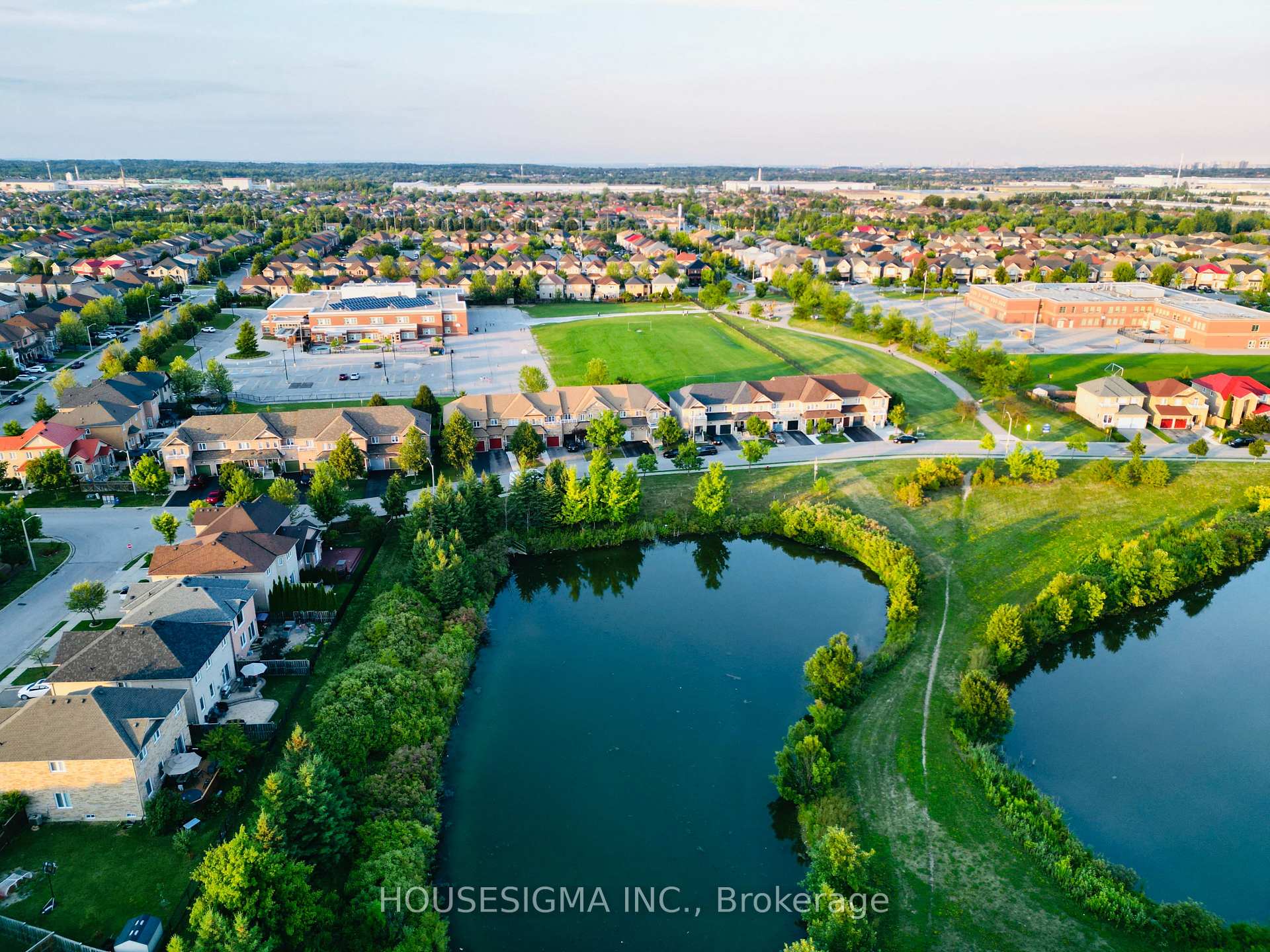 Photo 3 of 77 Beavervalley Drive, Brampton, Fletcher's Meadow — HOMEH