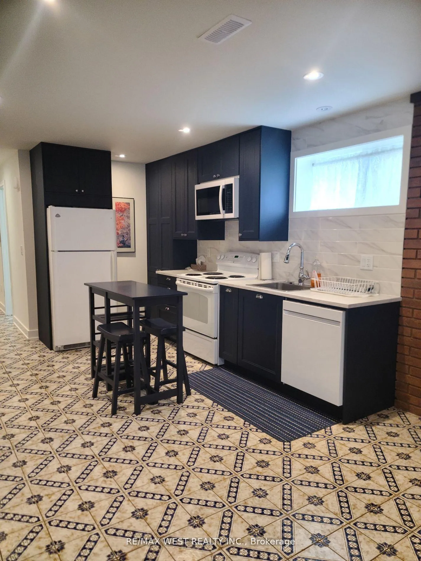 Photo 2 of 16 Stocco Court, Vaughan, West Woodbridge — HOMEH