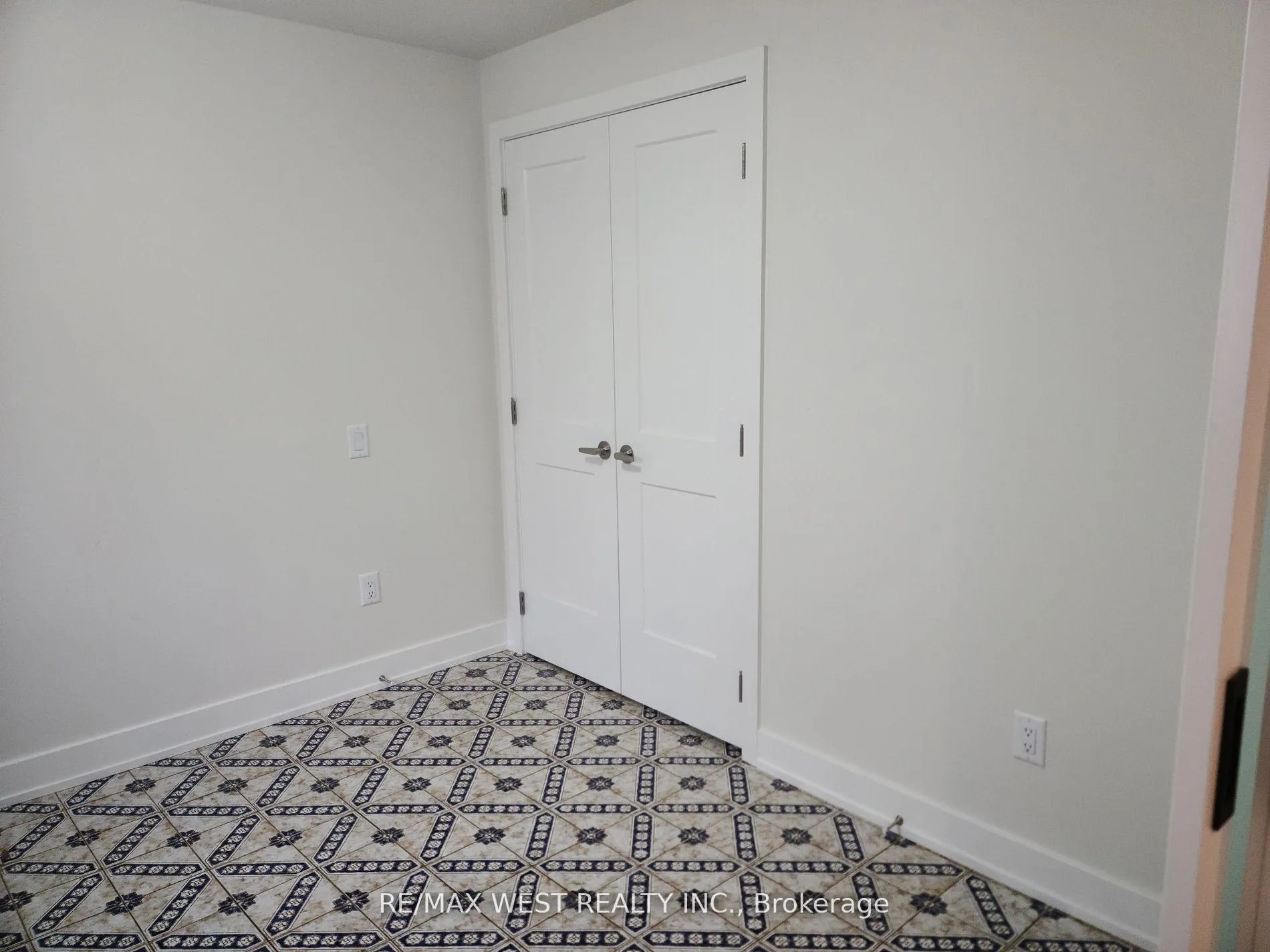 Photo 5 of 16 Stocco Court, Vaughan, West Woodbridge — HOMEH