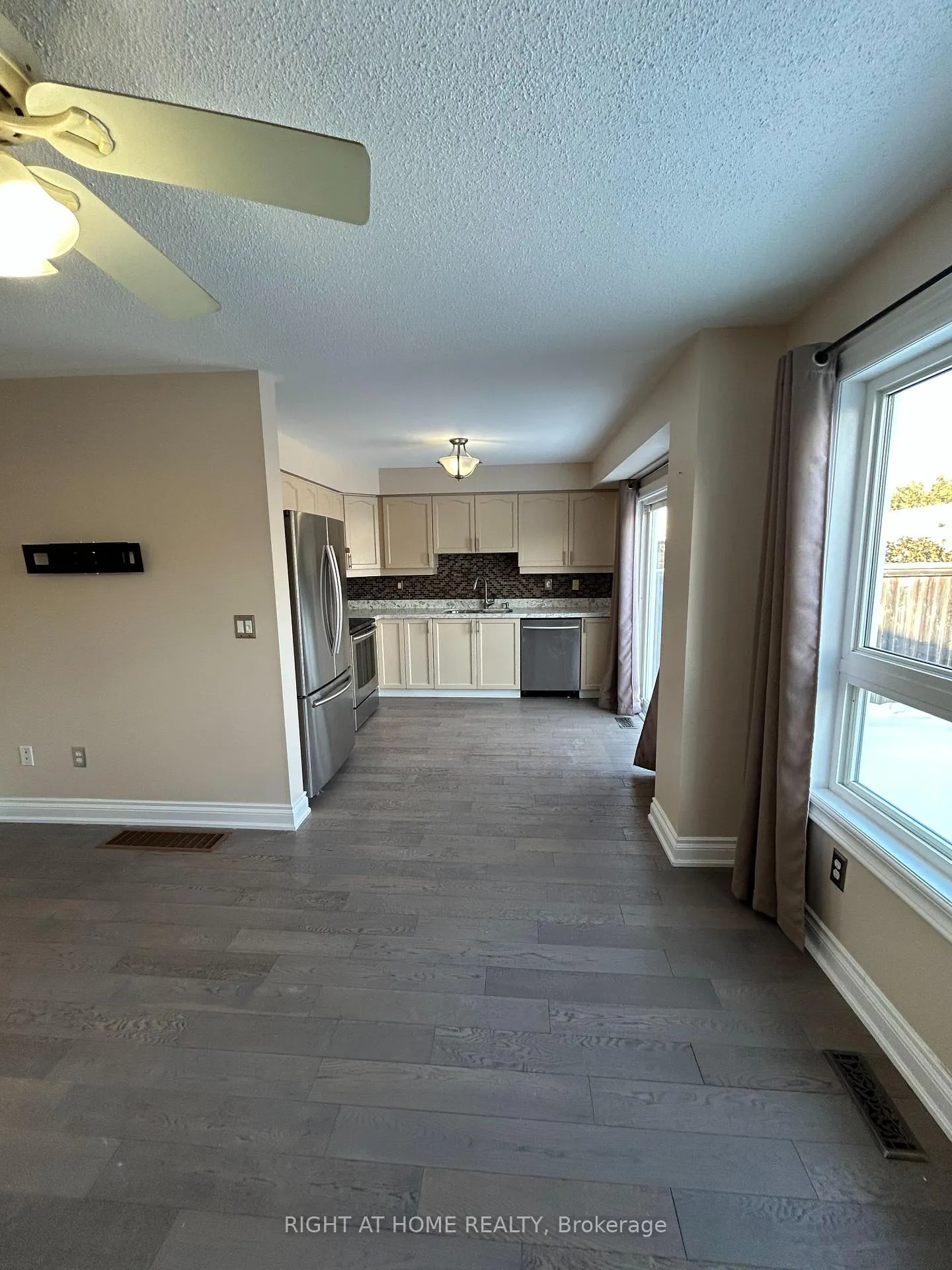 Photo 4 of 15 Allworth Crescent, Clarington, Bowmanville — HOMEH