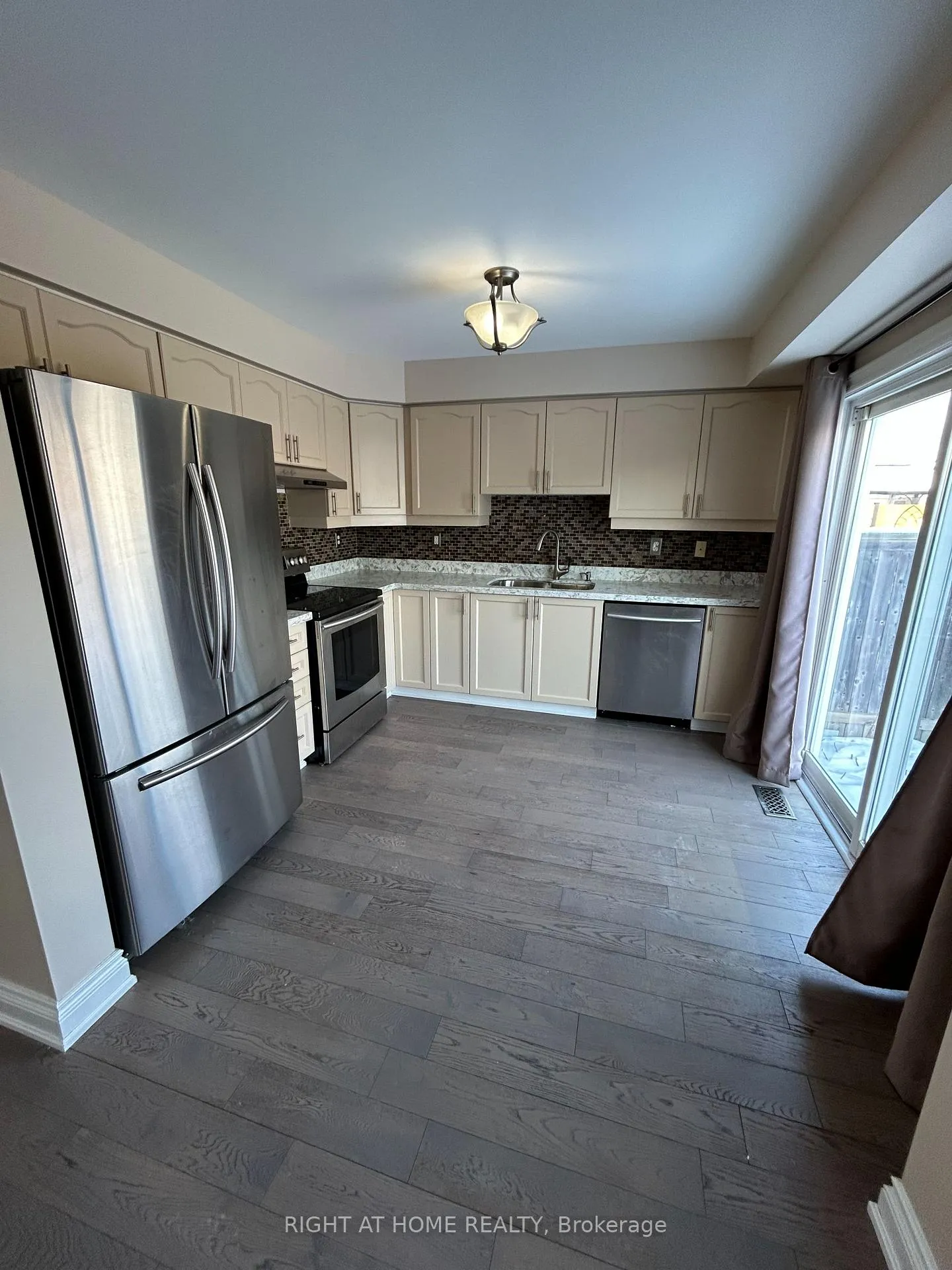 Photo 5 of 15 Allworth Crescent, Clarington, Bowmanville — HOMEH
