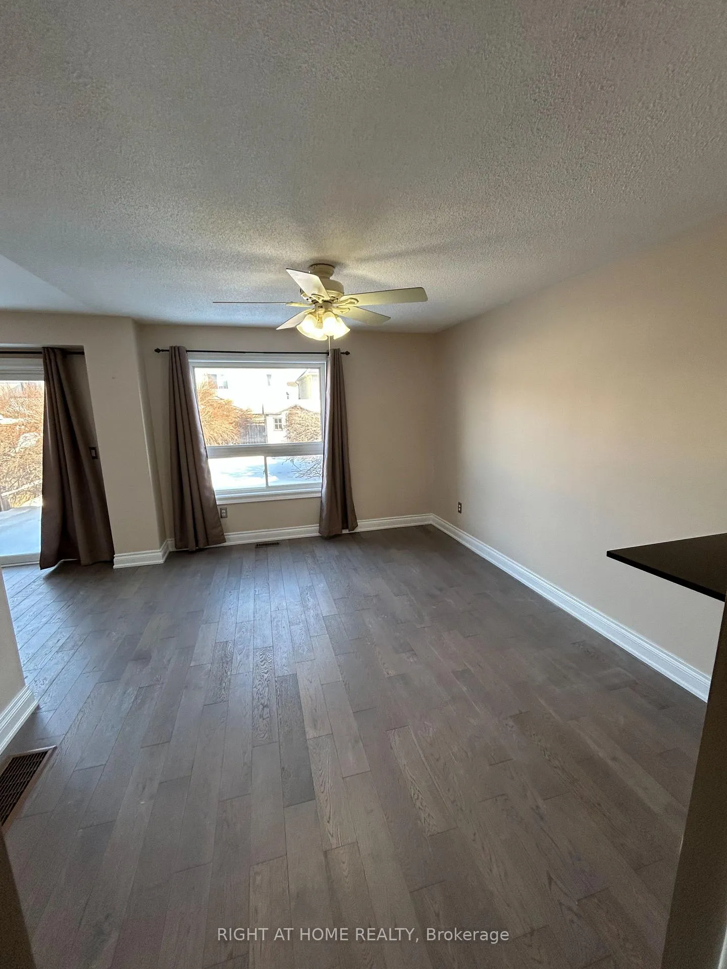 Photo 6 of 15 Allworth Crescent, Clarington, Bowmanville — HOMEH