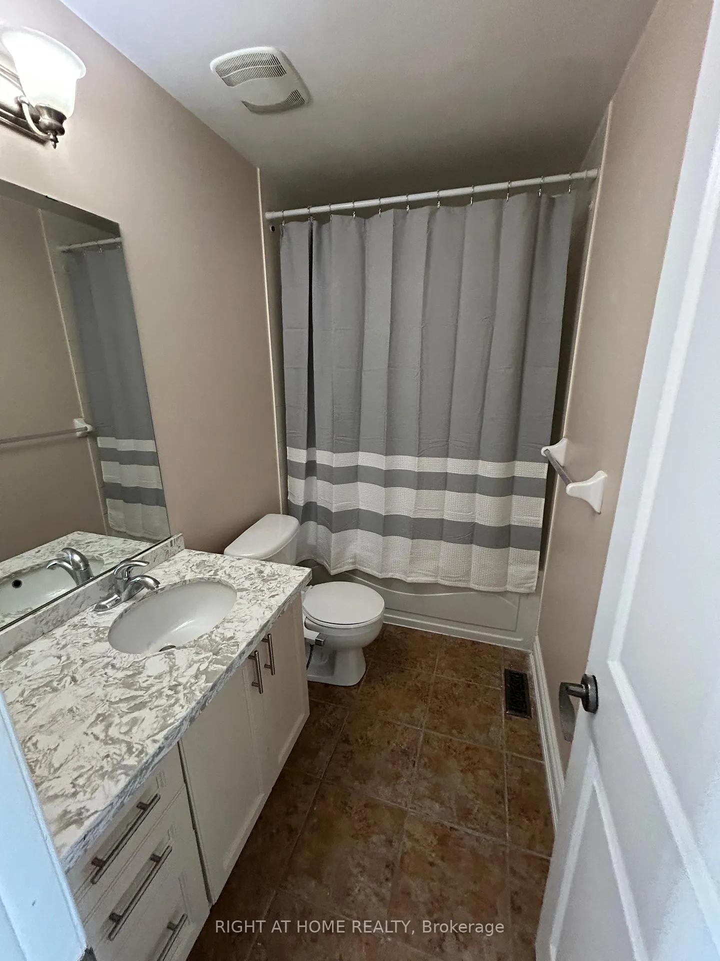 Photo 11 of 15 Allworth Crescent, Clarington, Bowmanville — HOMEH