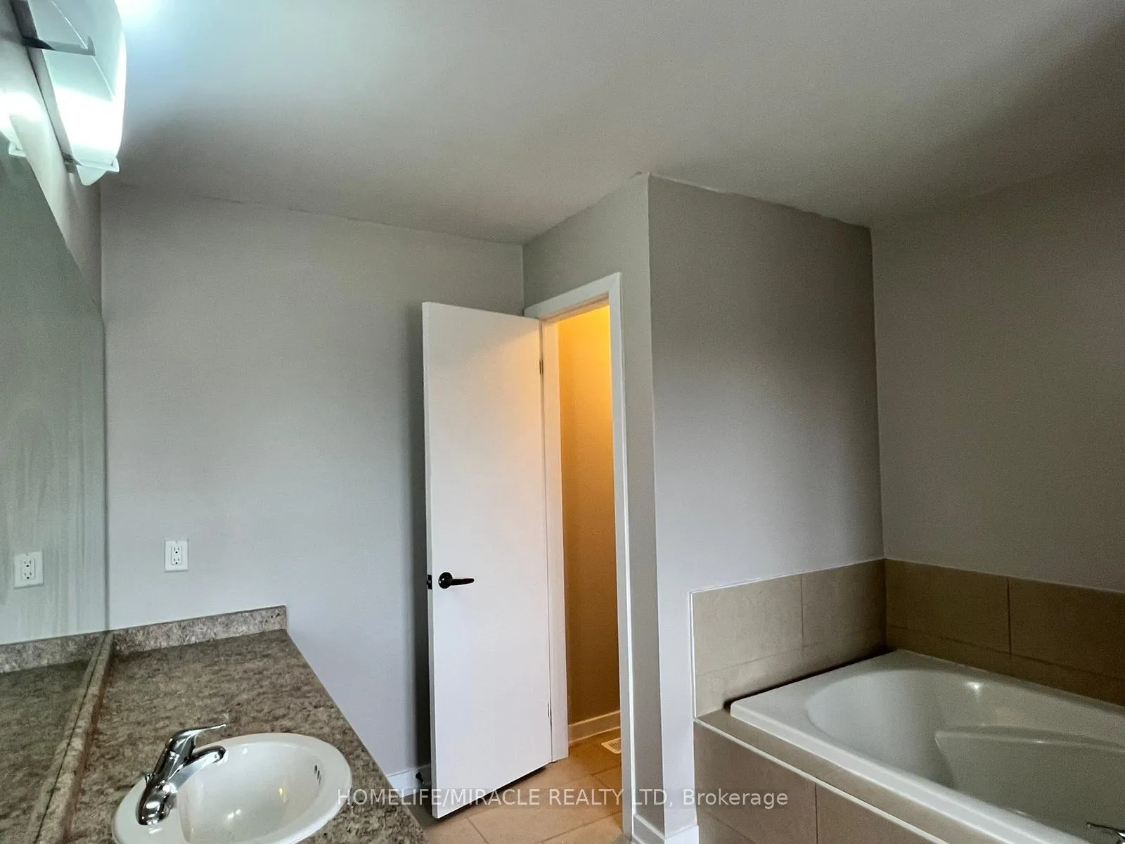 Photo 8 of 226 Crafter Crescent, Hamilton, Stoney Creek Mountain — HOMEH