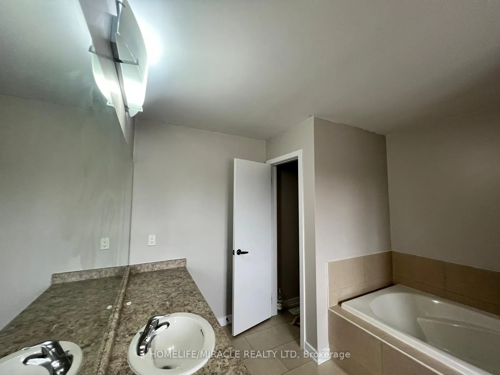 Photo 15 of 226 Crafter Crescent, Hamilton, Stoney Creek Mountain — HOMEH