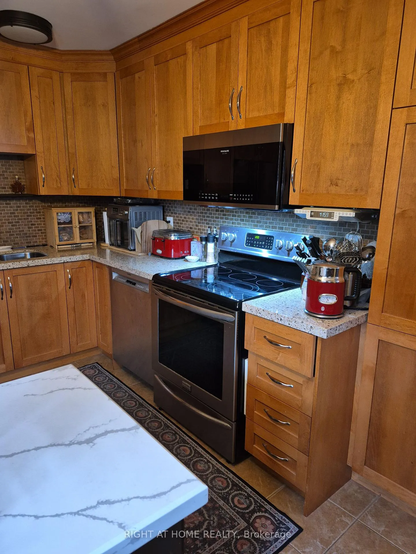 Photo 3 of Unit A, 25 Wellington Avenue, Oshawa, Lakeview — HOMEH