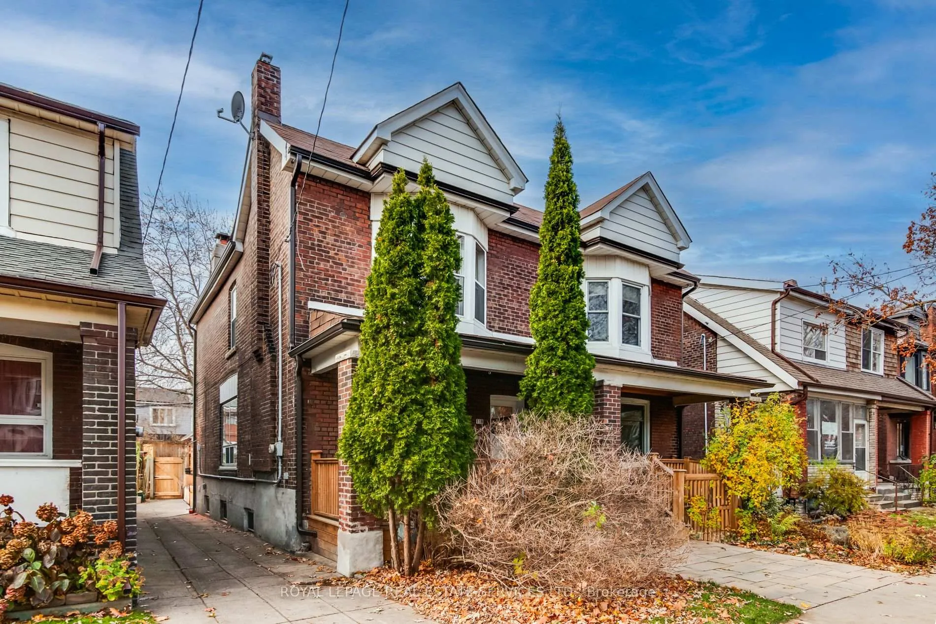 Front of Unit L, 116 Gillard Avenue