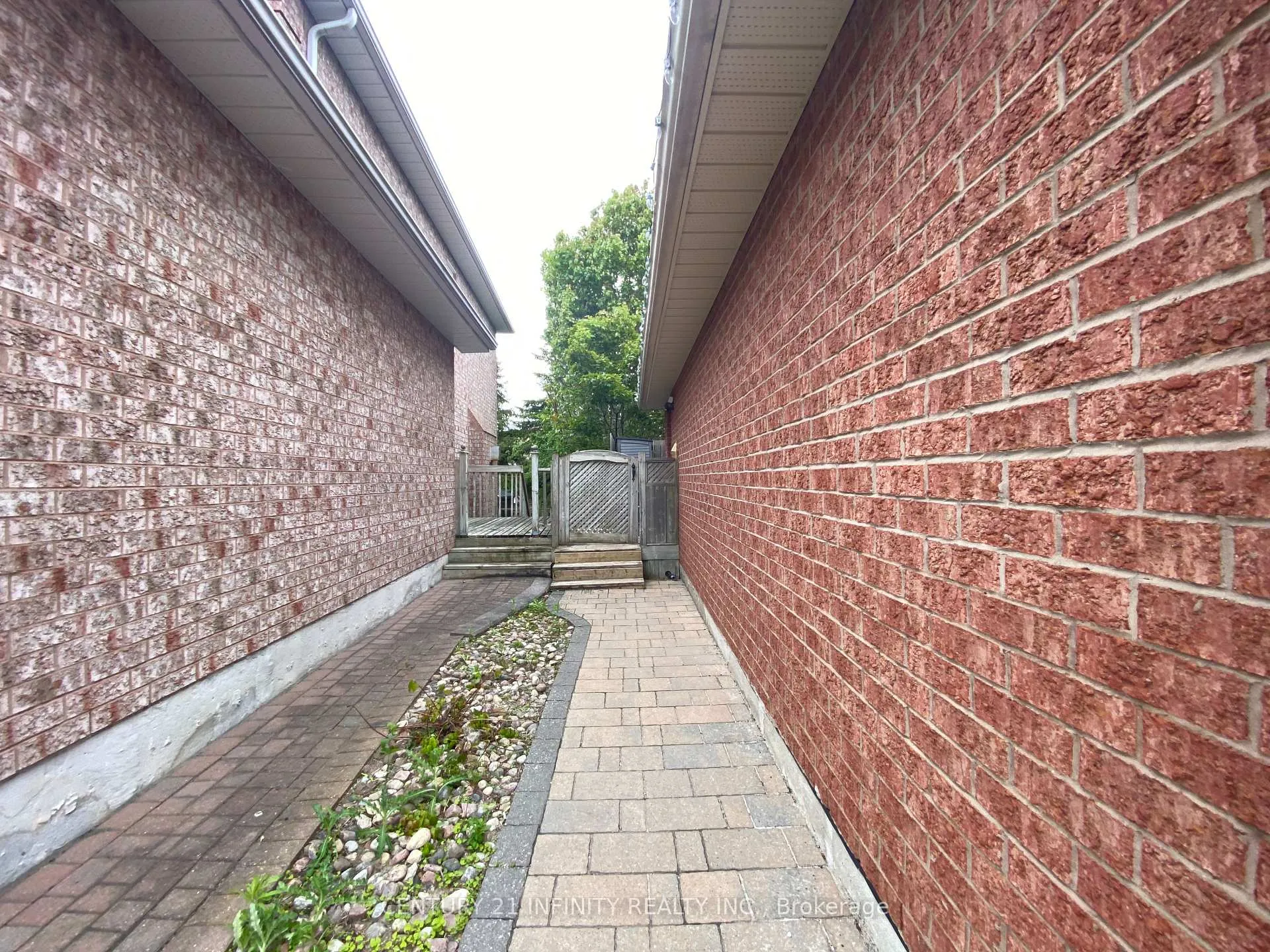 Photo 2 of 12 Headlands Crescent, Whitby, Rolling Acres — HOMEH