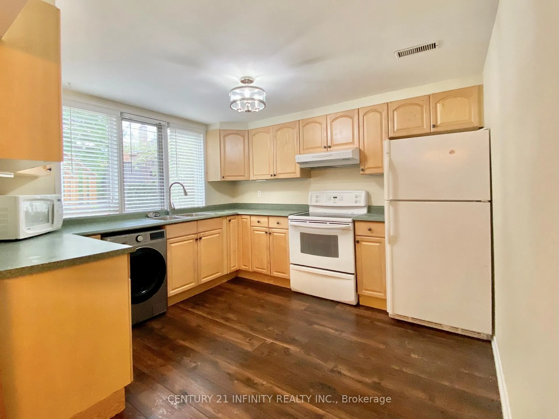 Photo 8 of 12 Headlands Crescent, Whitby, Rolling Acres — HOMEH