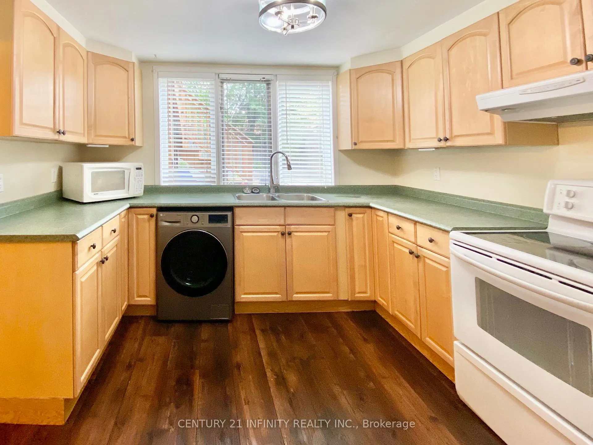 Photo 9 of 12 Headlands Crescent, Whitby, Rolling Acres — HOMEH