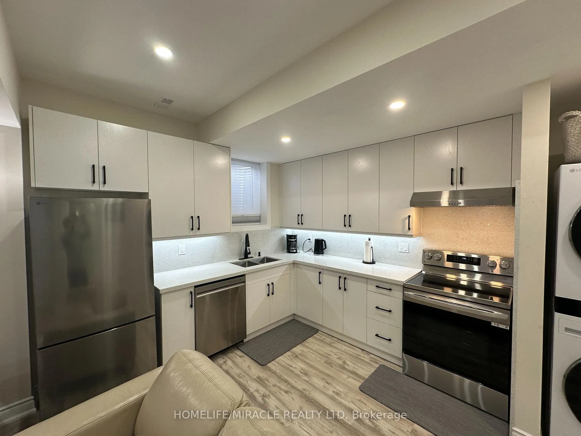 Photo 5 of 14 Janes Crescent, New Tecumseth, Alliston — HOMEH