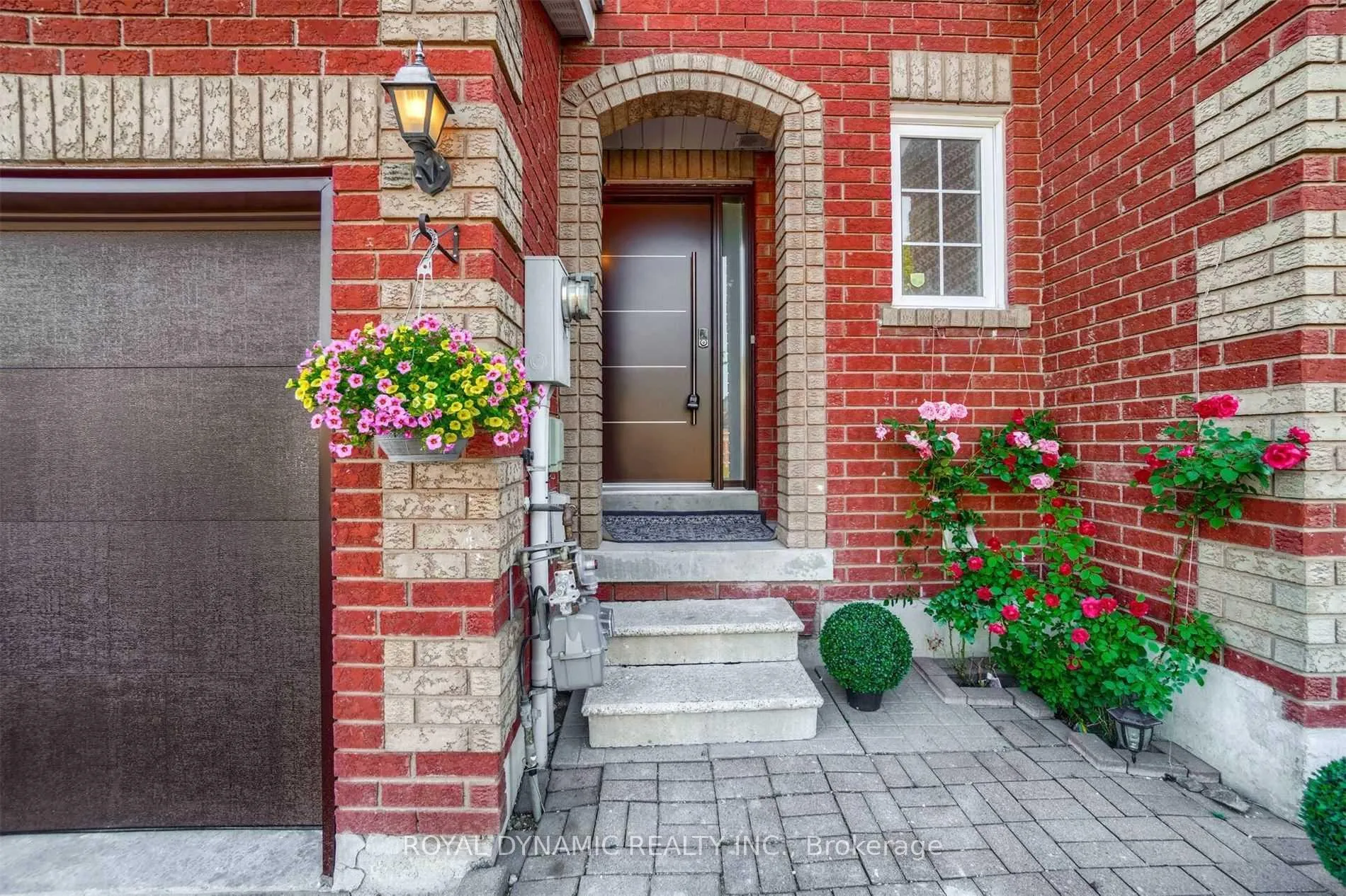Photo 2 of 22 Giancola Crescent, Vaughan, Maple — HOMEH
