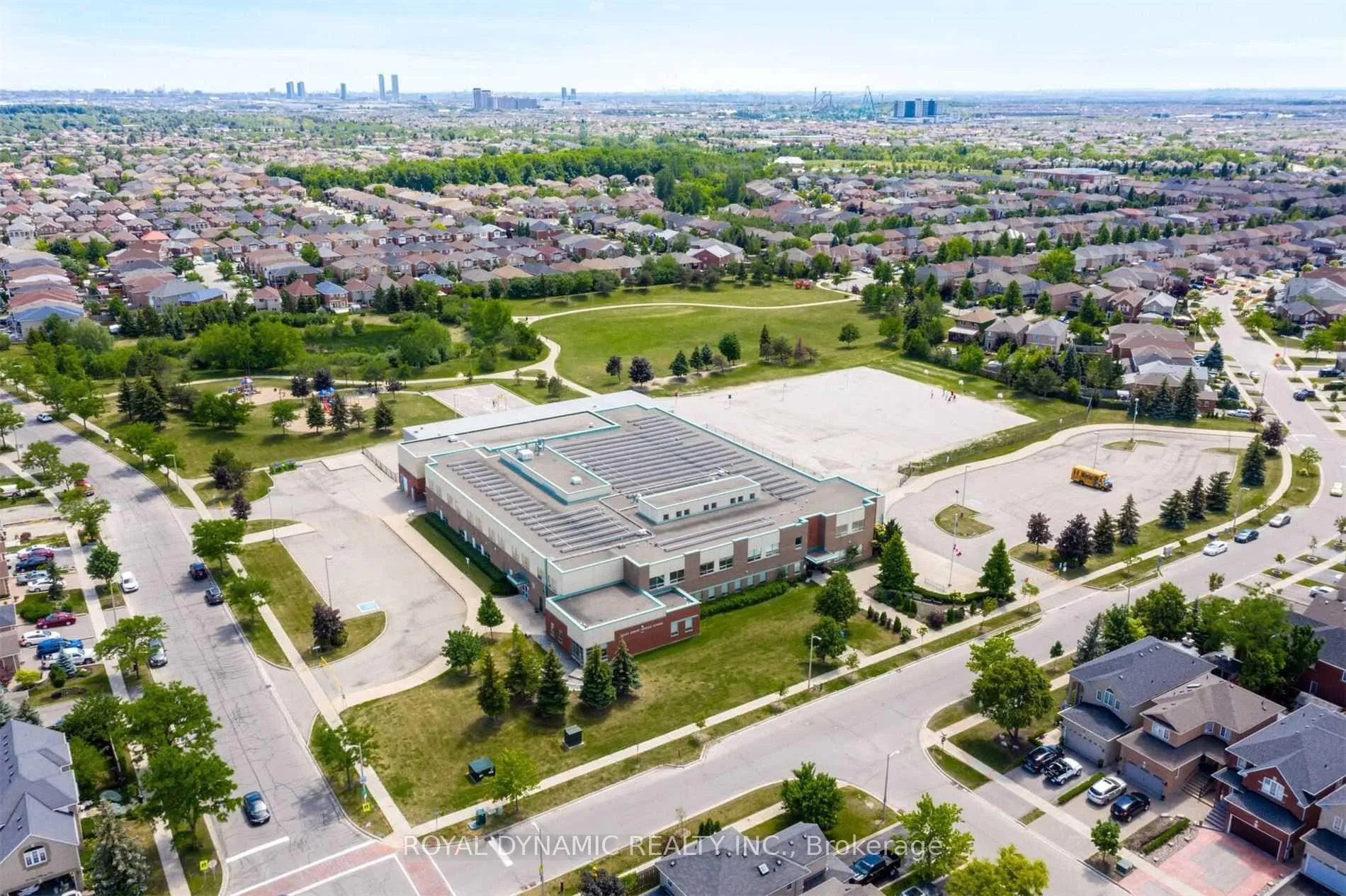 Photo 4 of 22 Giancola Crescent, Vaughan, Maple — HOMEH