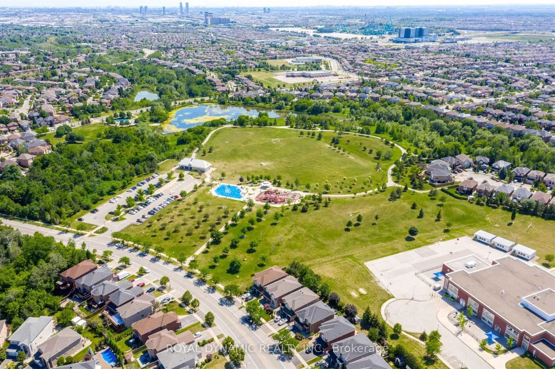 Photo 5 of 22 Giancola Crescent, Vaughan, Maple — HOMEH